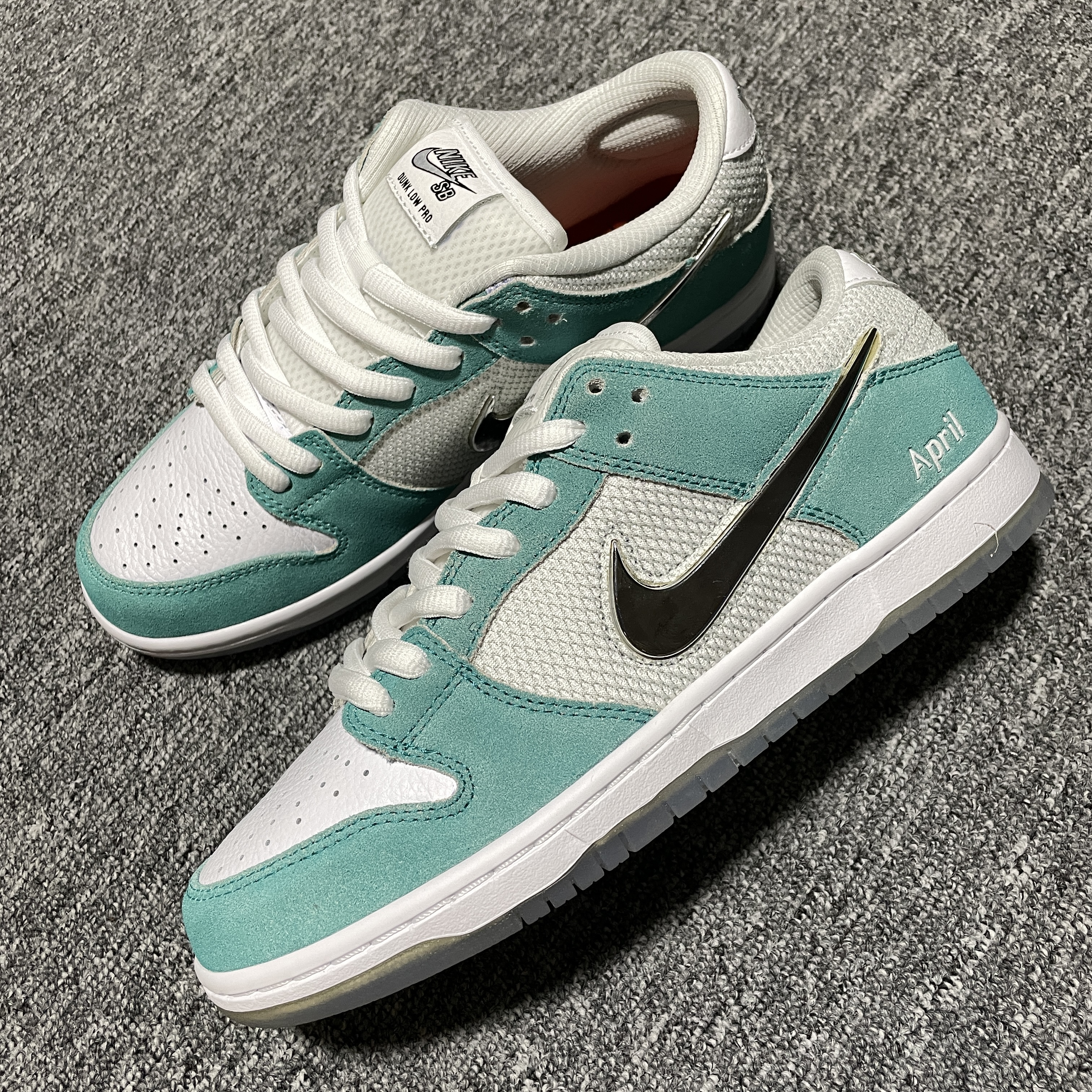 April Skateboards x NK SB Dunk Low（FD2562-400）