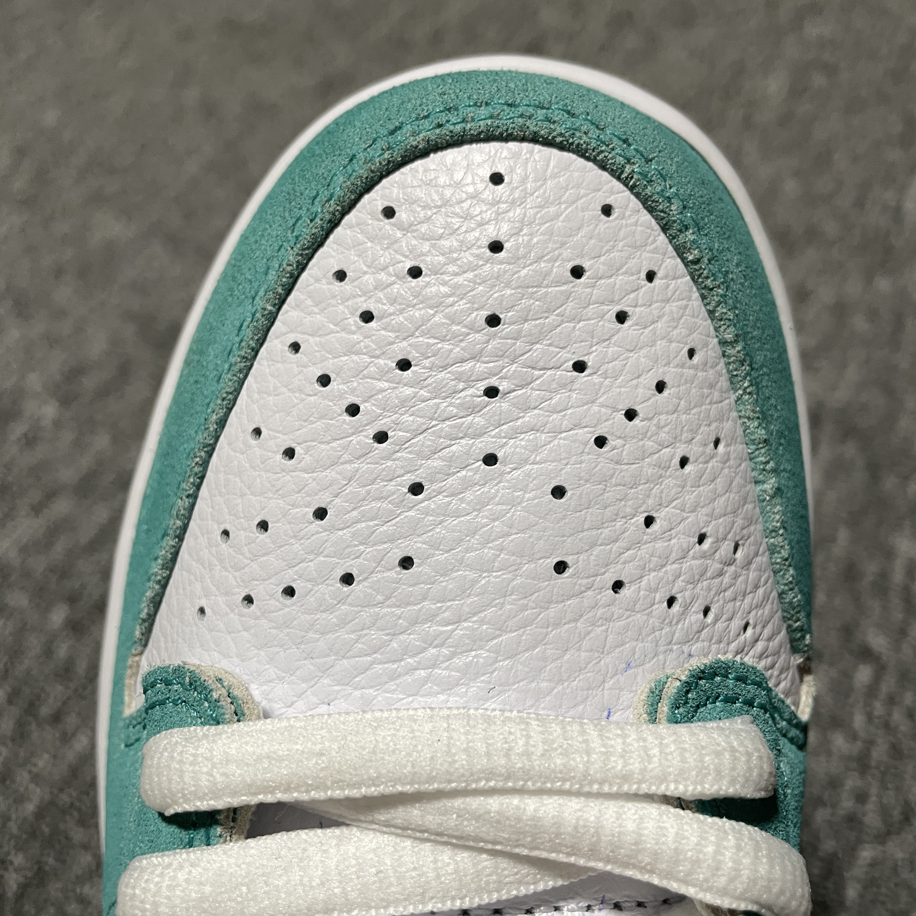 April Skateboards x NK SB Dunk Low（FD2562-400）