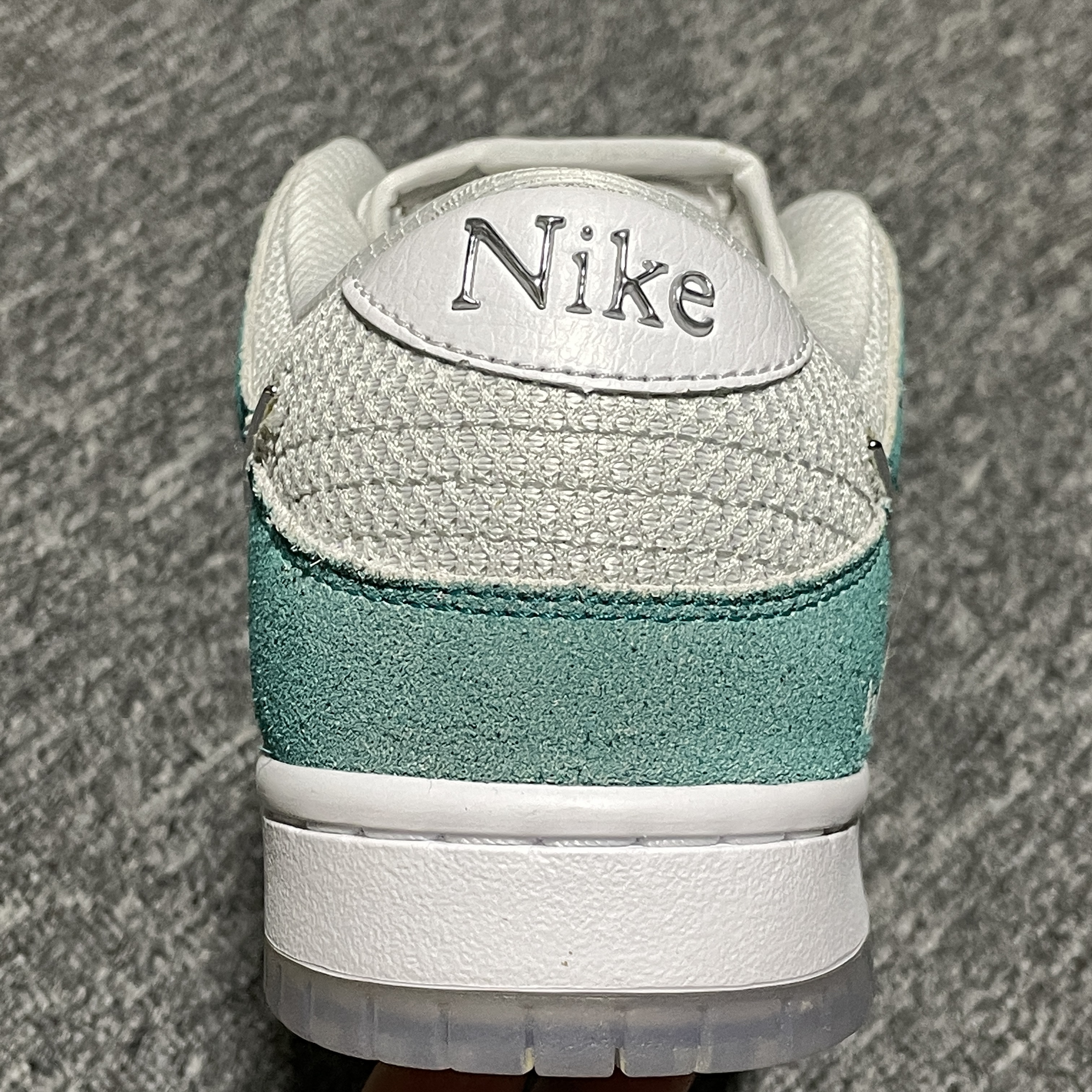 April Skateboards x NK SB Dunk Low（FD2562-400）