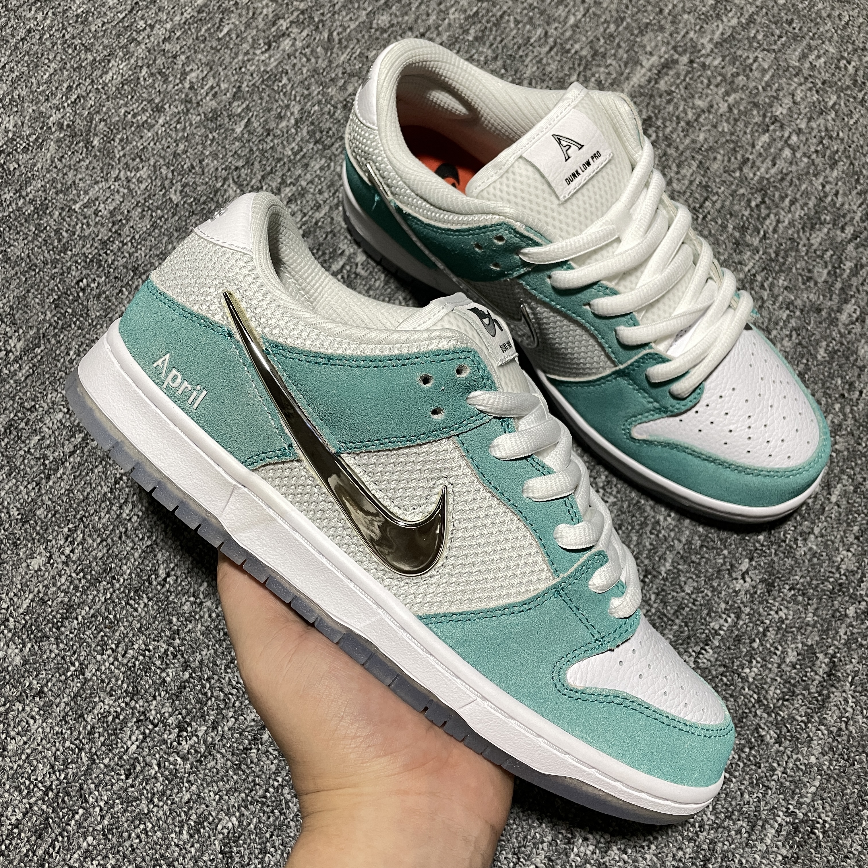 April Skateboards x NK SB Dunk Low（FD2562-400）
