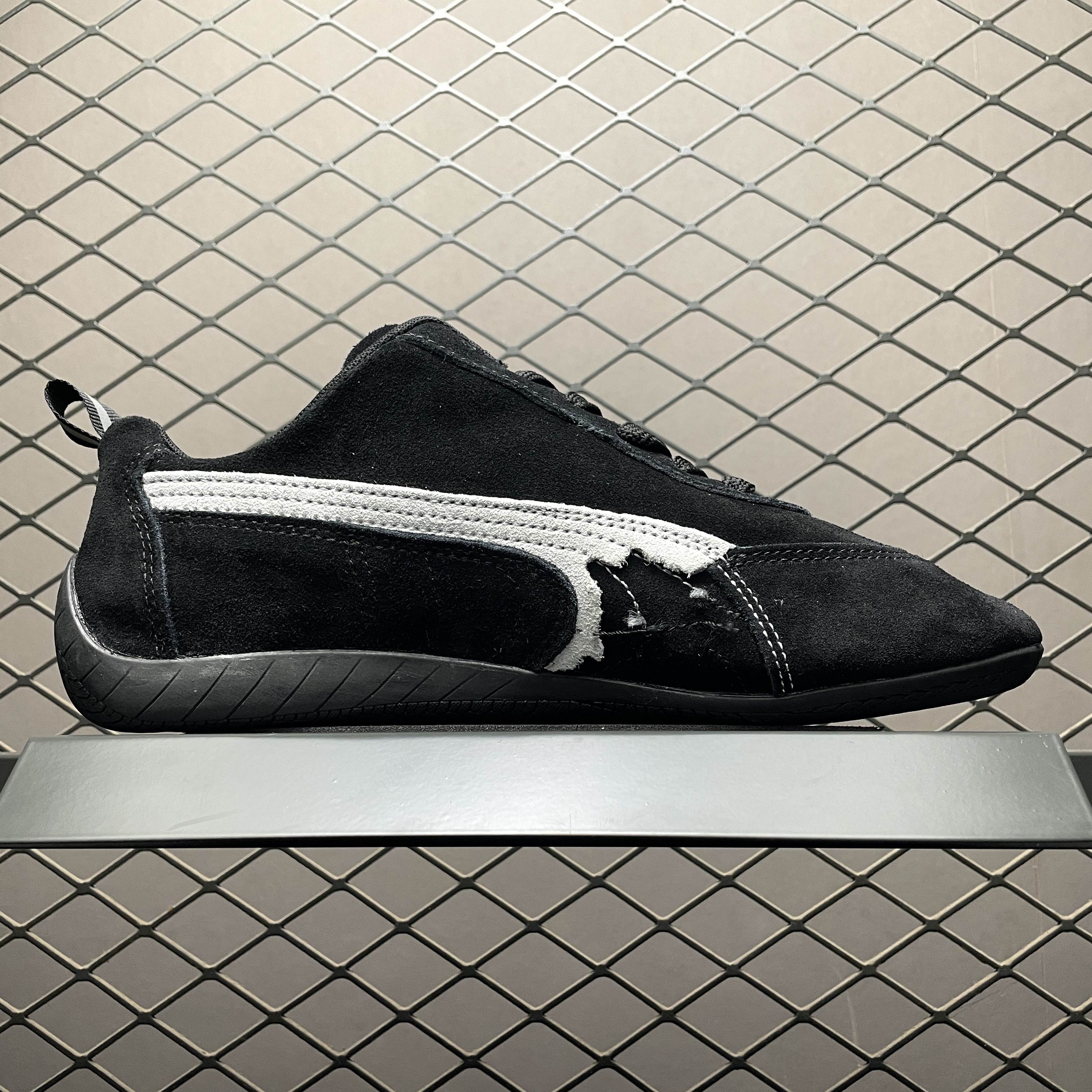 BALENCIAGA × Puma Speedcat Suede "Black/White"（847146WSDSD1090）