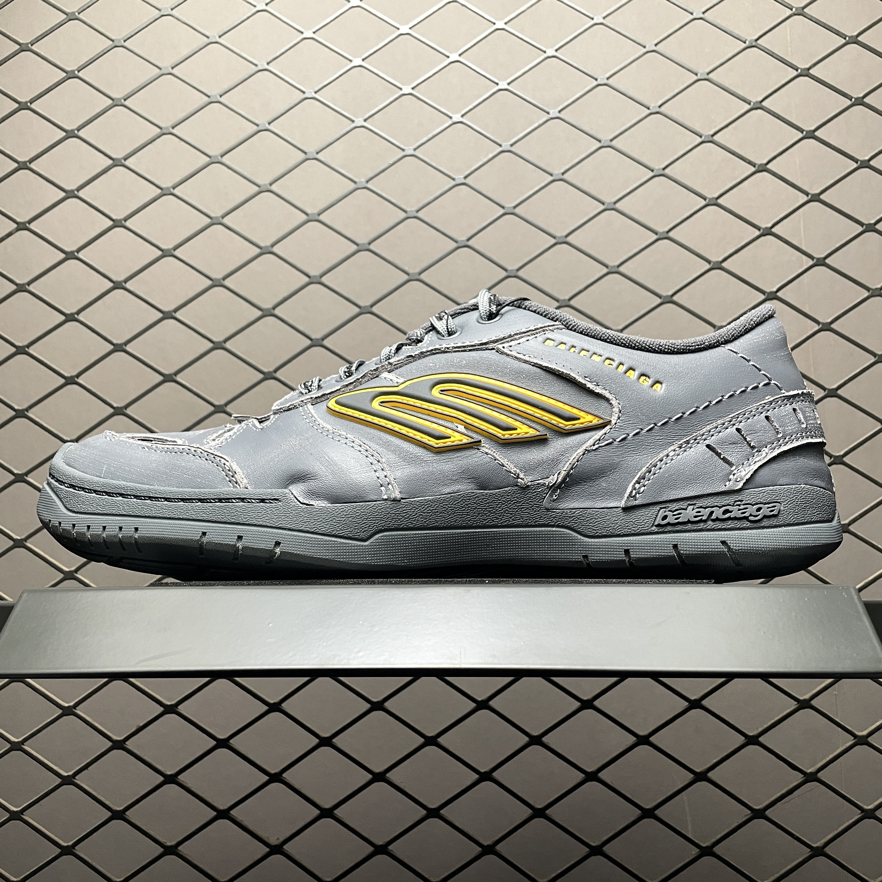 BALENCIAGA Men's Hamptons Worn-out Sneaker in Grey/yellow（841765WCURB1180）