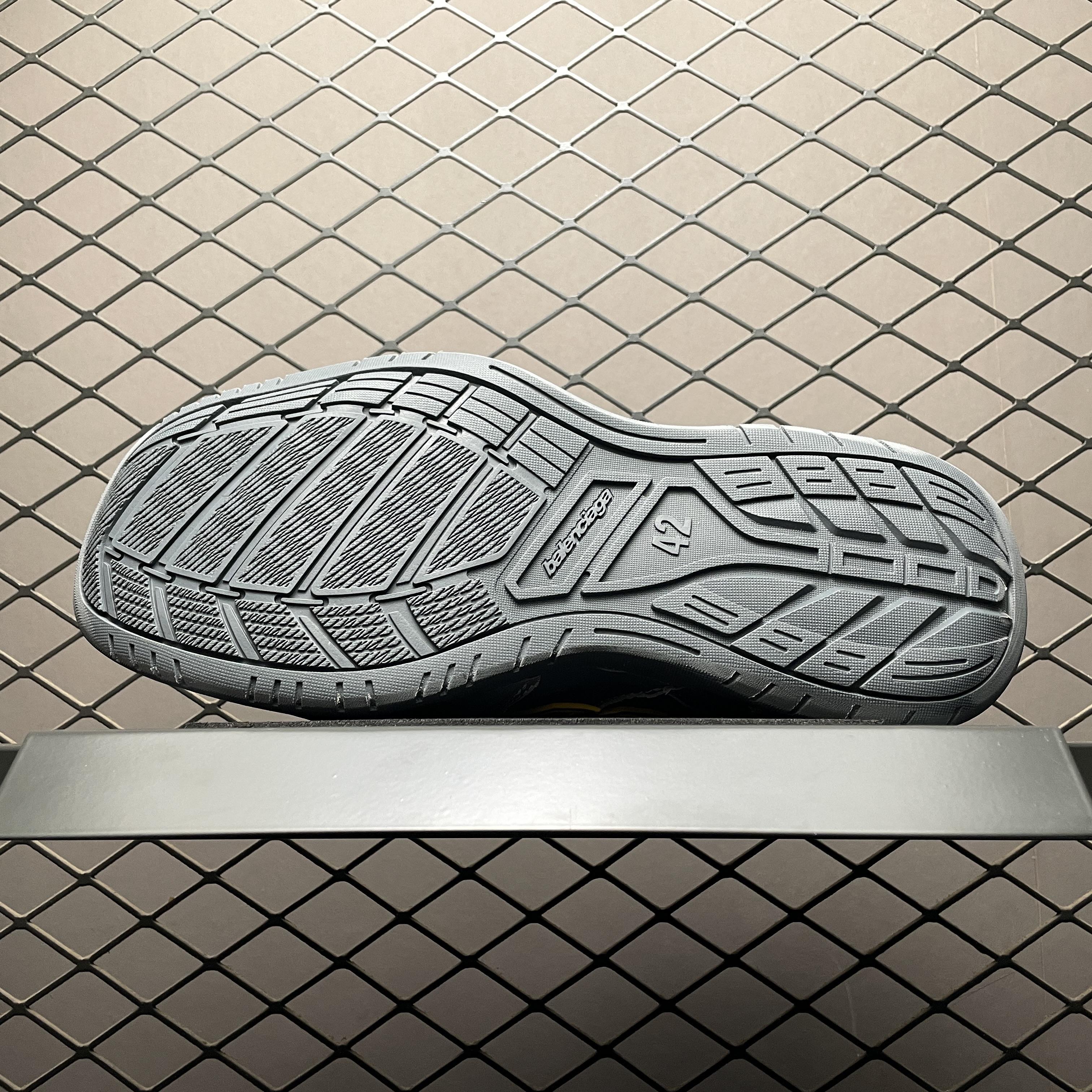 BALENCIAGA Men's Hamptons Worn-out Sneaker in Grey/yellow（841765WCURB1180）