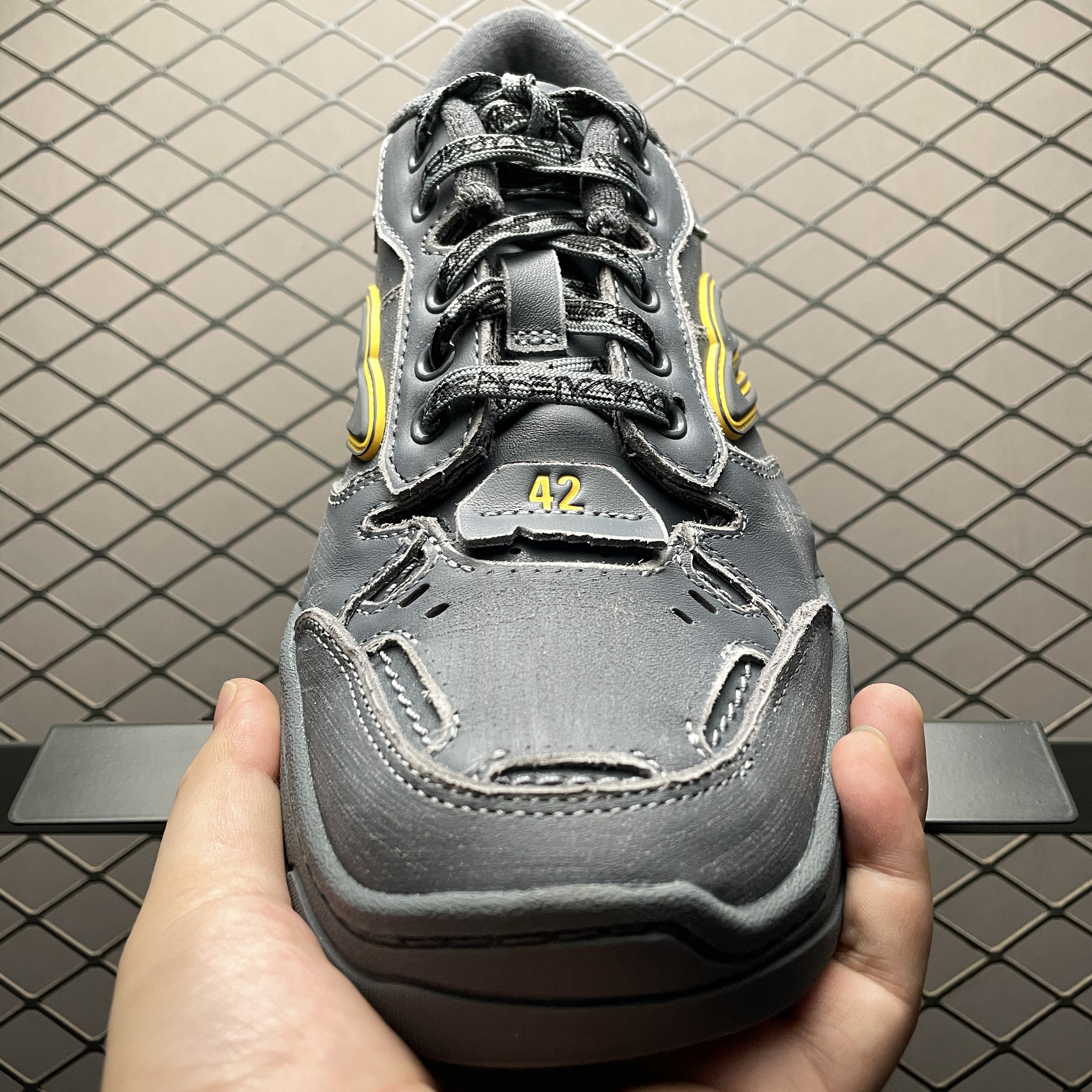 BALENCIAGA Men's Hamptons Worn-out Sneaker in Grey/yellow（841765WCURB1180）