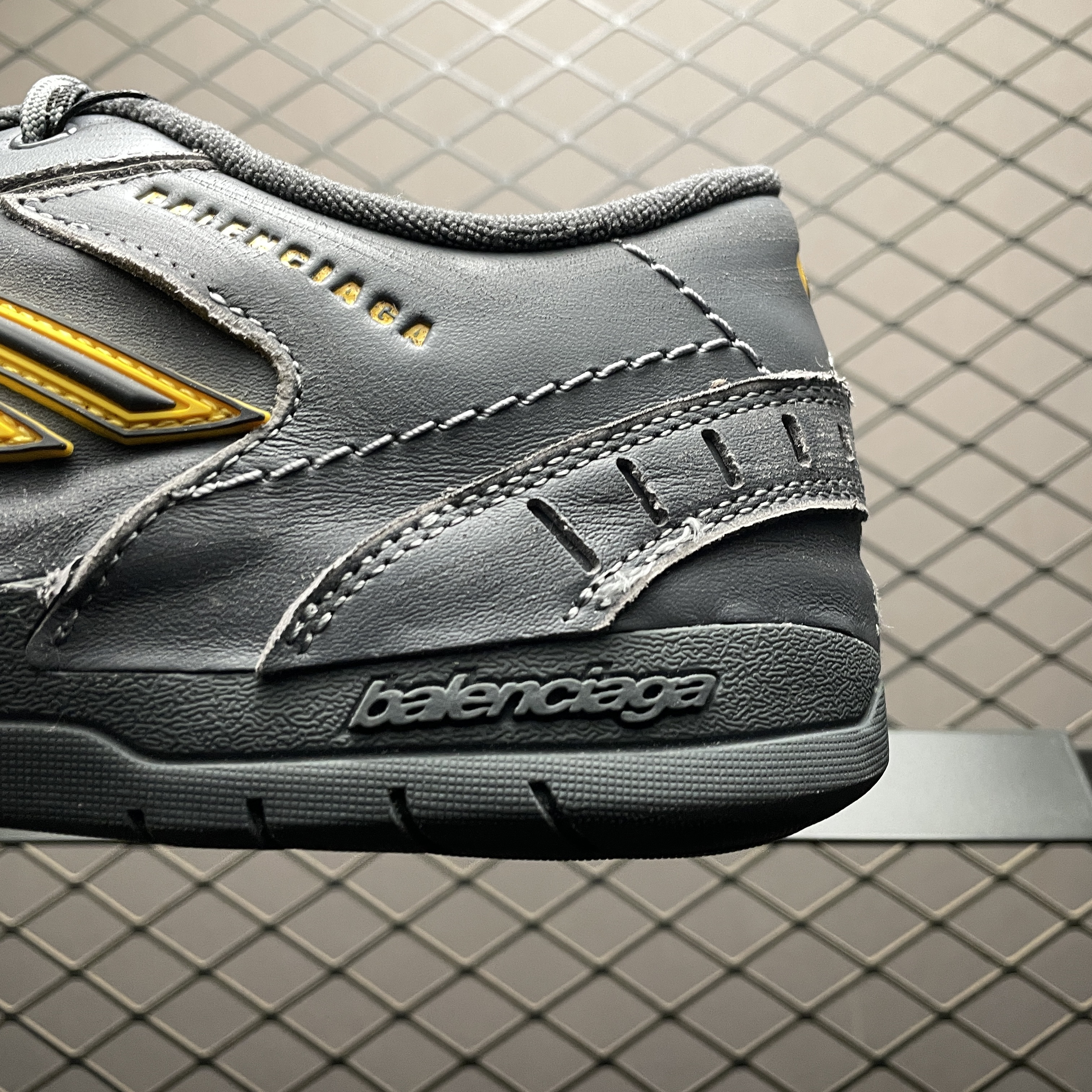 BALENCIAGA Men's Hamptons Worn-out Sneaker in Grey/yellow（841765WCURB1180）