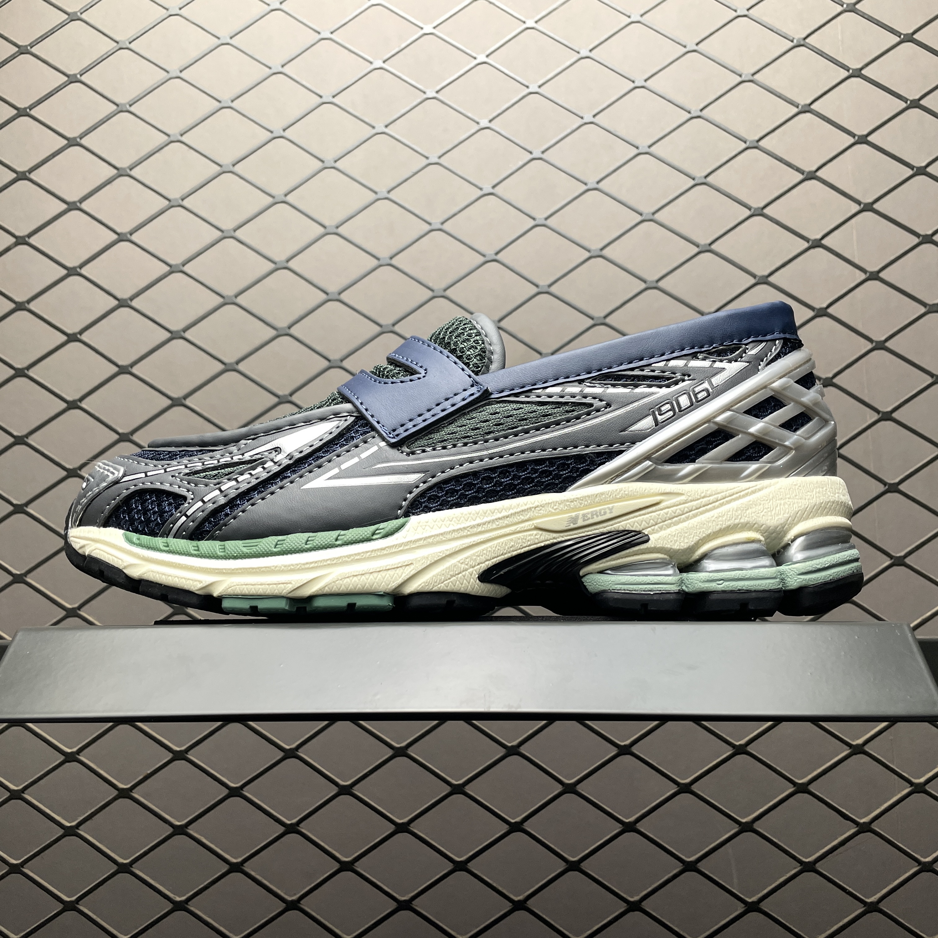 New Balance 1906L "Silver Metallic/Dark Juniper" (U1906LOA)