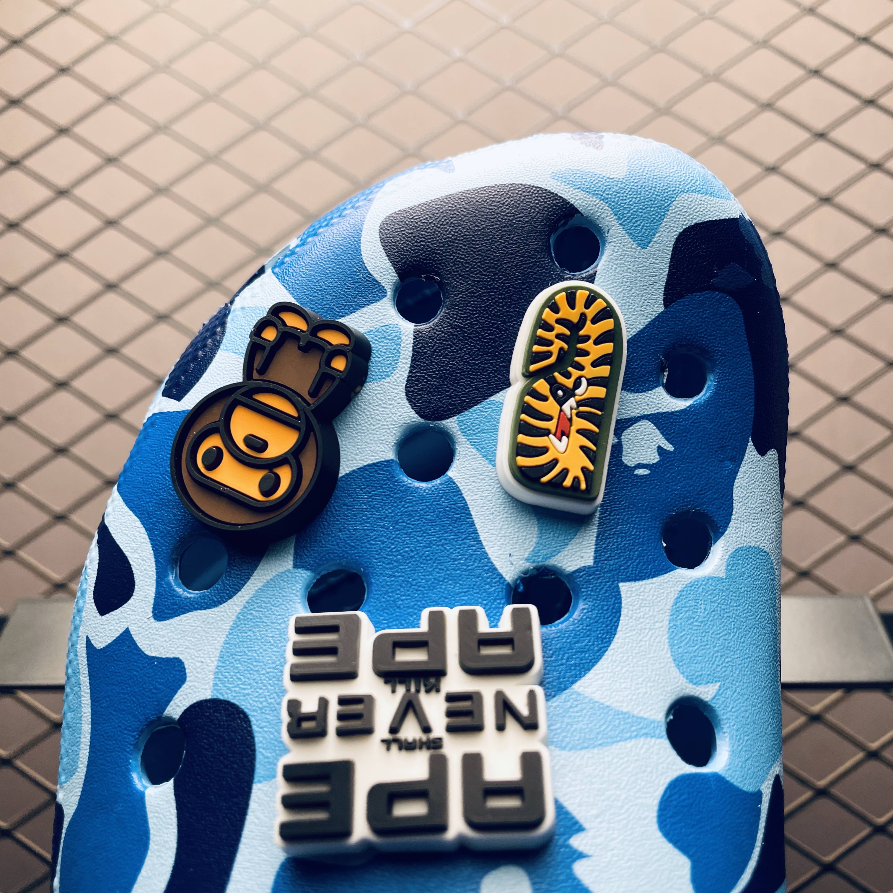 Crocs Classic Clogs A Bathing Ape ABC（209627-4TB）