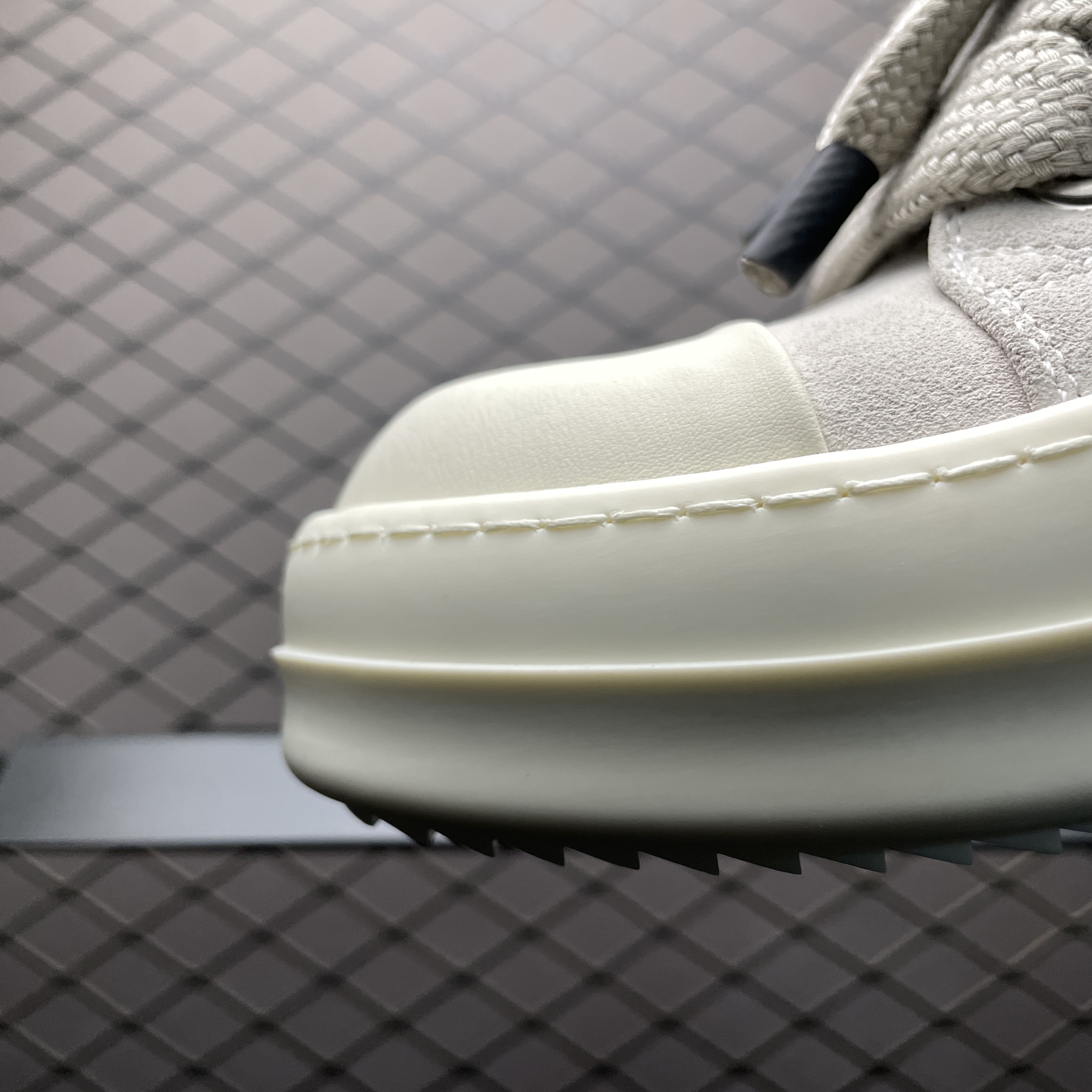 RICK OWENS "JUMBOLACED LOW SNEAKERS" Jumbo lace suede low-cut sneakers (DU01C6809SLASH-6311)