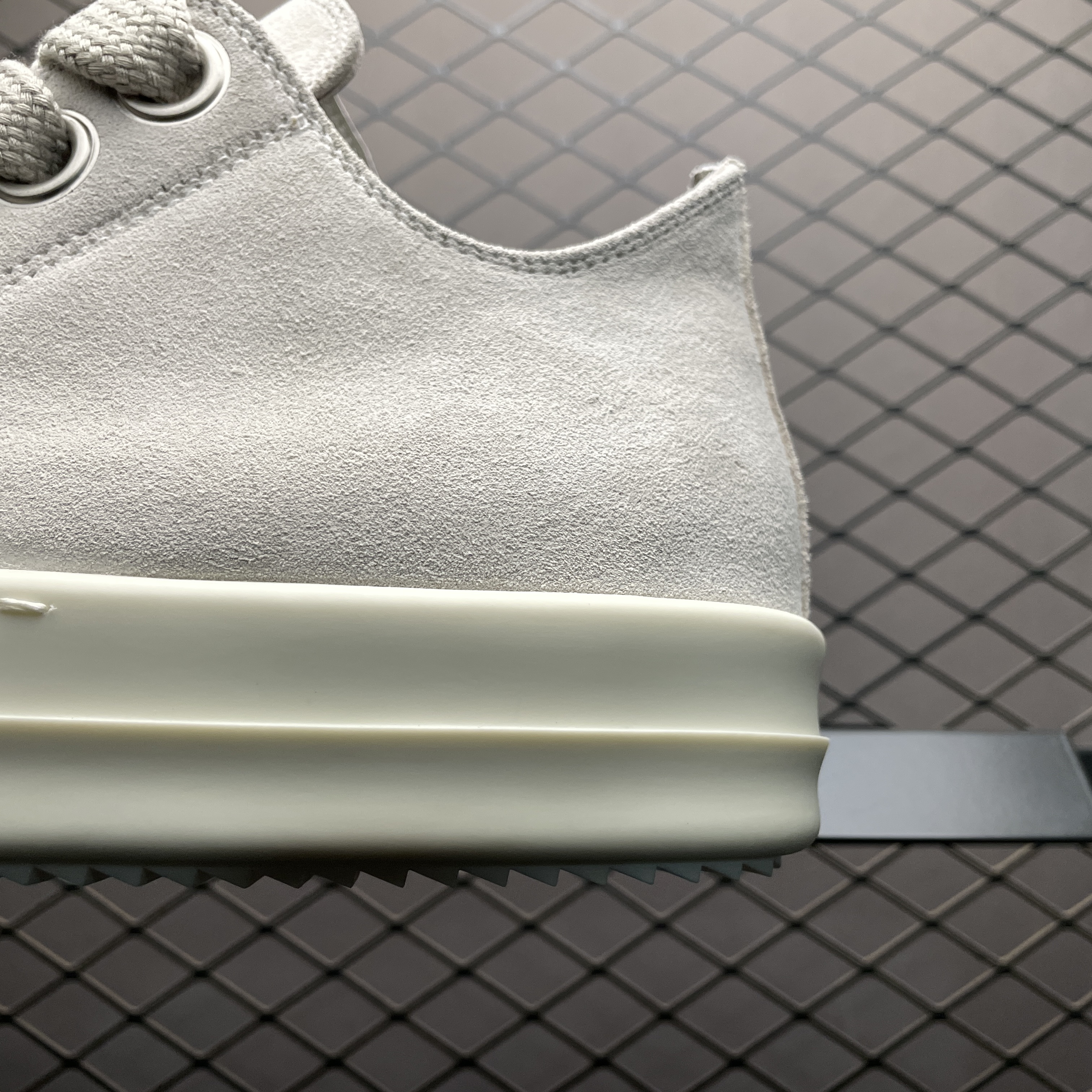 RICK OWENS "JUMBOLACED LOW SNEAKERS" Jumbo lace suede low-cut sneakers (DU01C6809SLASH-6311)