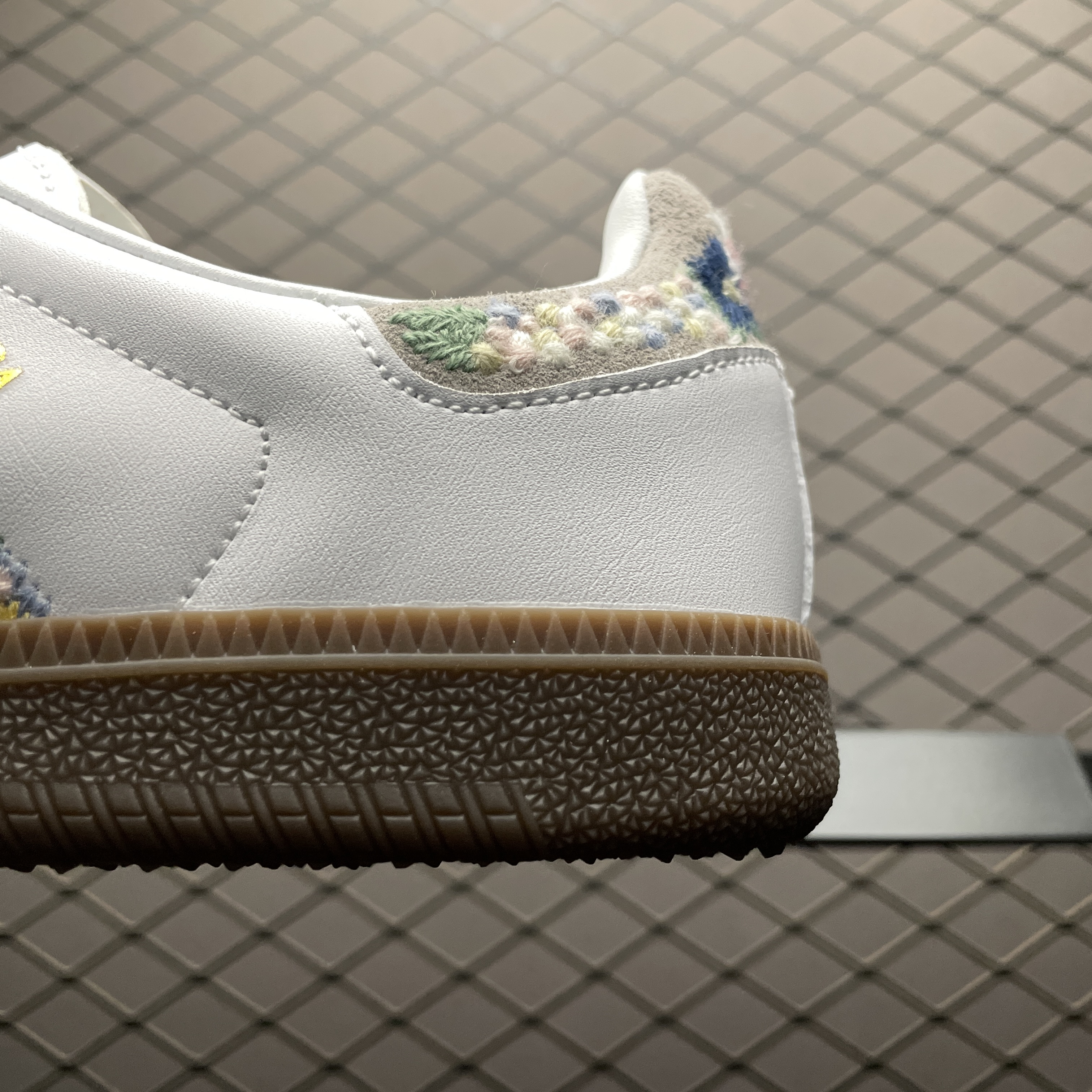 adidas Originals Samba Satin "Cloud White/Off White/Clear Granite"（HQ5155）