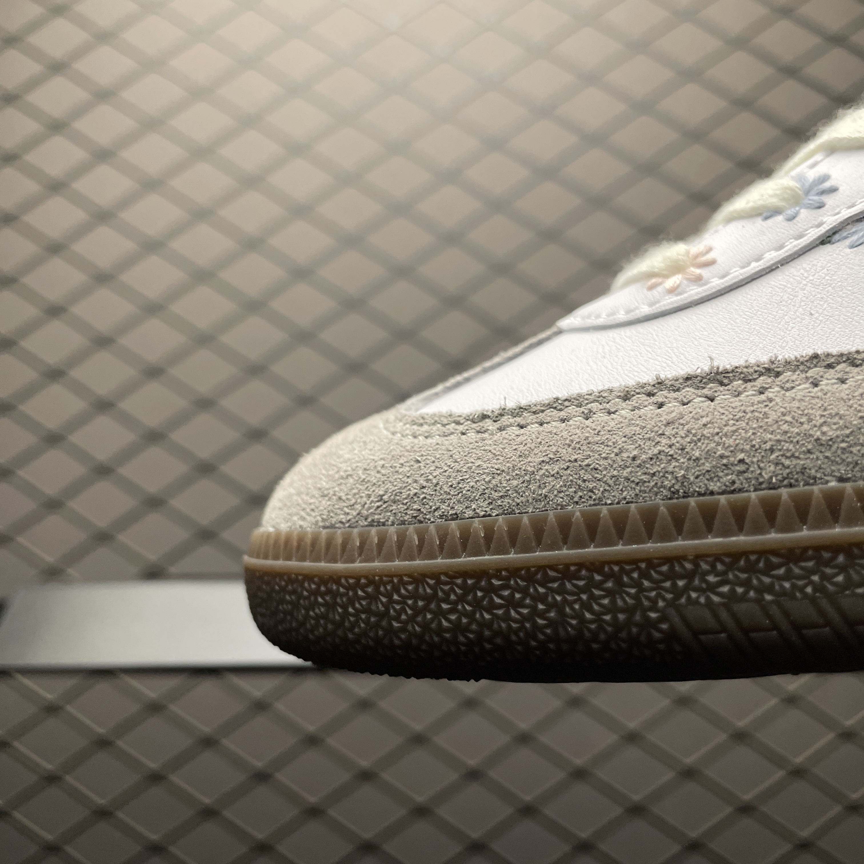 adidas Originals Samba Satin "Cloud White/Off White/Clear Granite"（HQ5155）