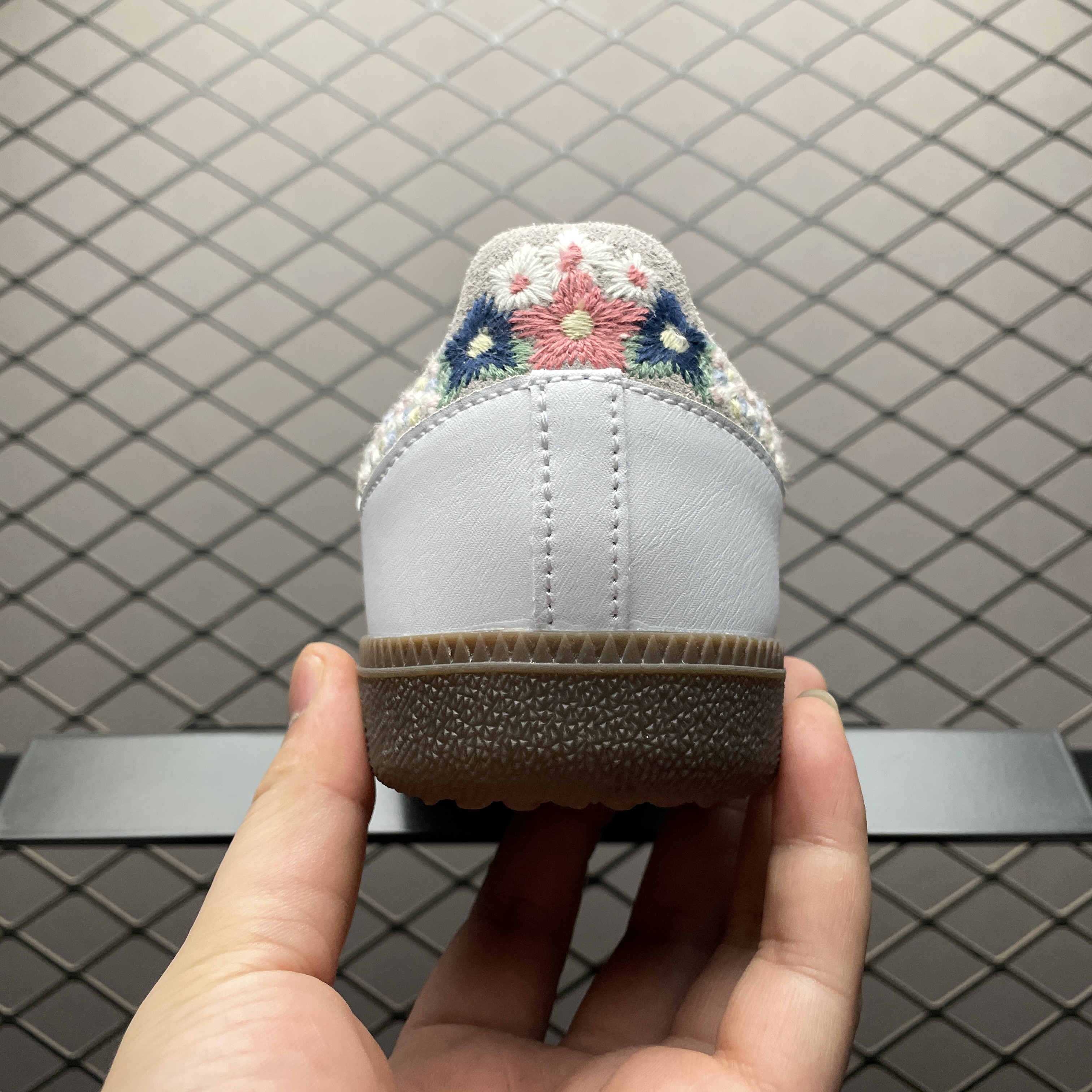 adidas Originals Samba Satin "Cloud White/Off White/Clear Granite"（HQ5155）