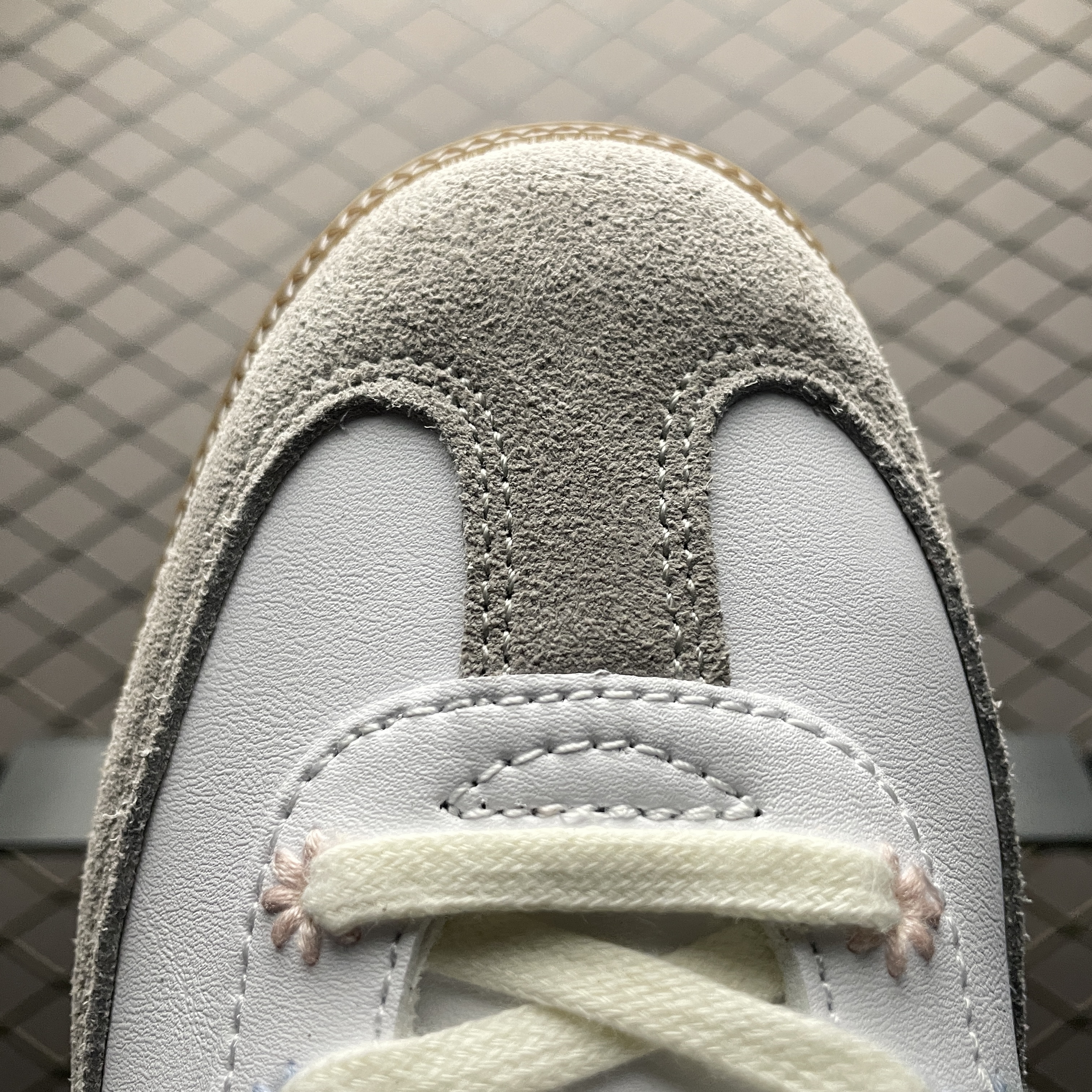 adidas Originals Samba Satin "Cloud White/Off White/Clear Granite"（HQ5155）