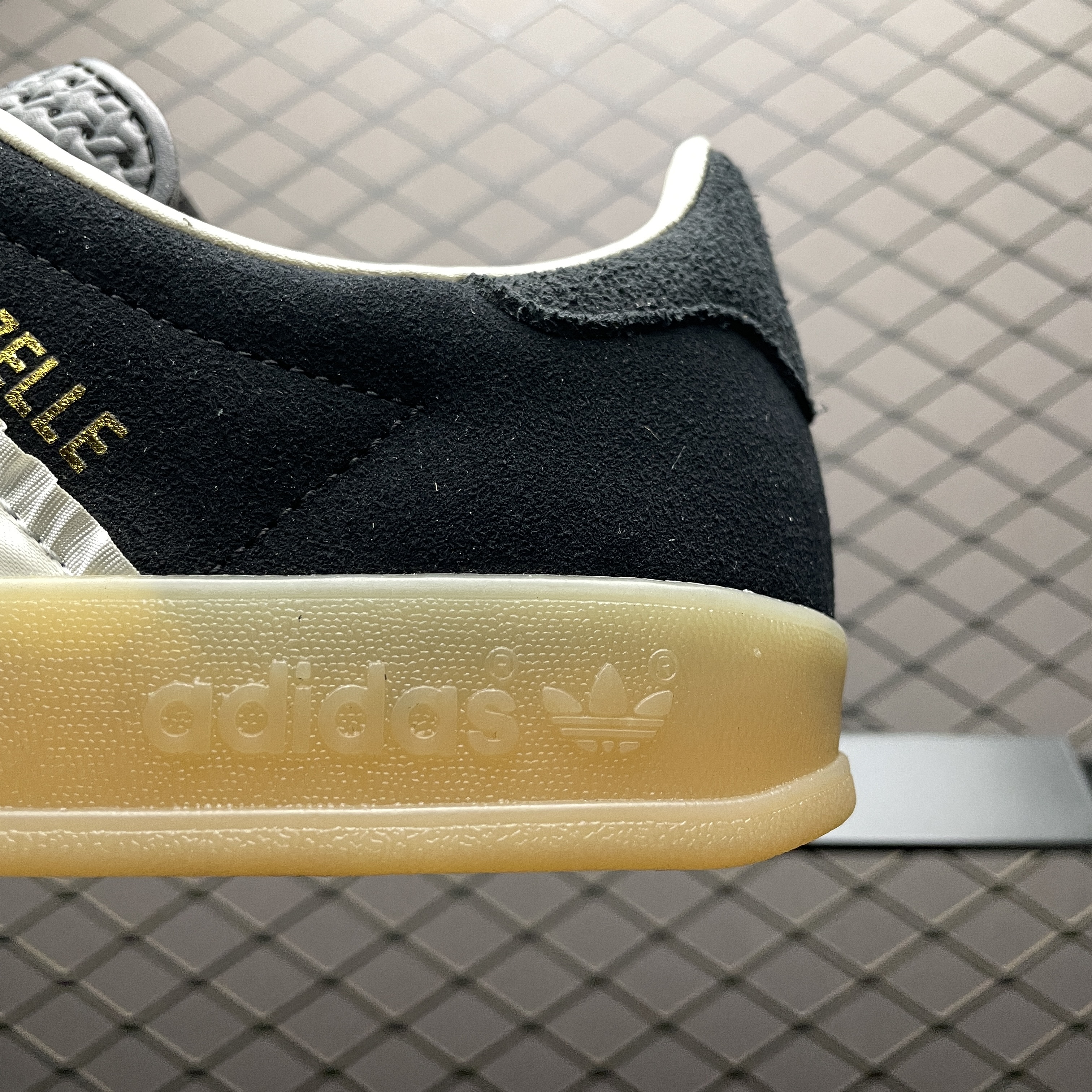 adidas Originals Women's Gazelle Indoor "Core Black/Cream White/Gum"（JS1412）
