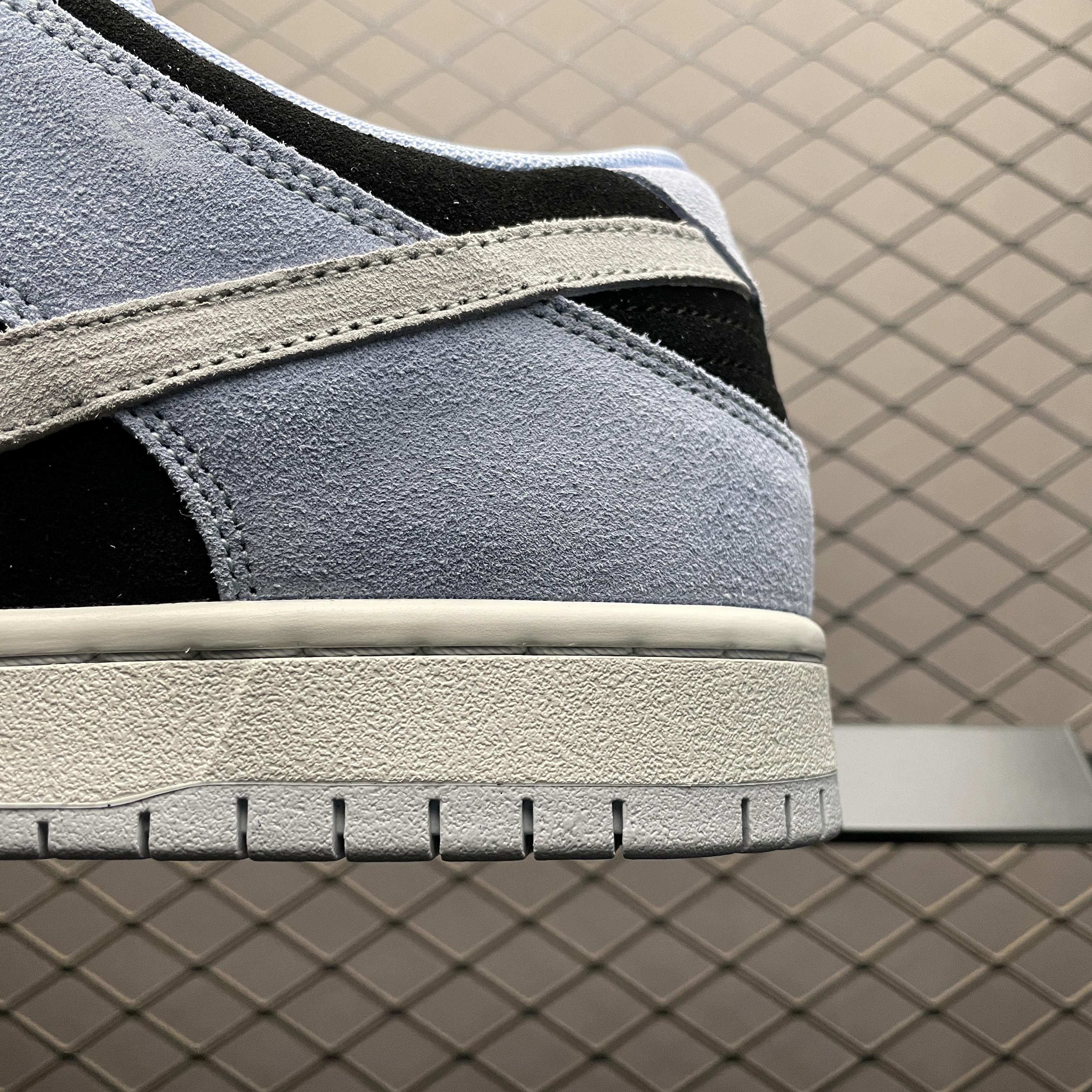 Nike SB Dunk Low Pro "Aluminum/Black"（HF3063-400）