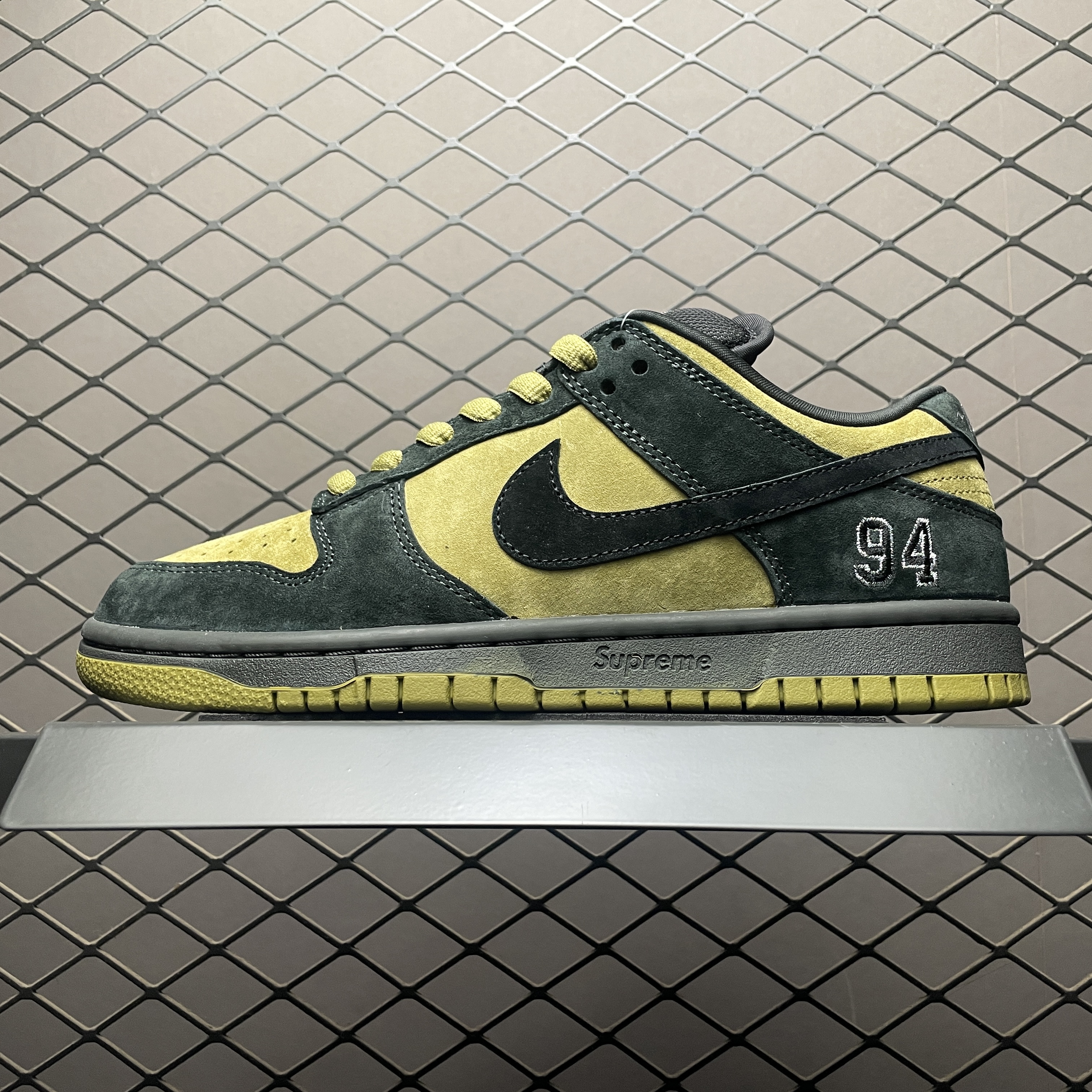 Supreme x Dunk Low SB 'Camper Green' (HQ8487-300)
