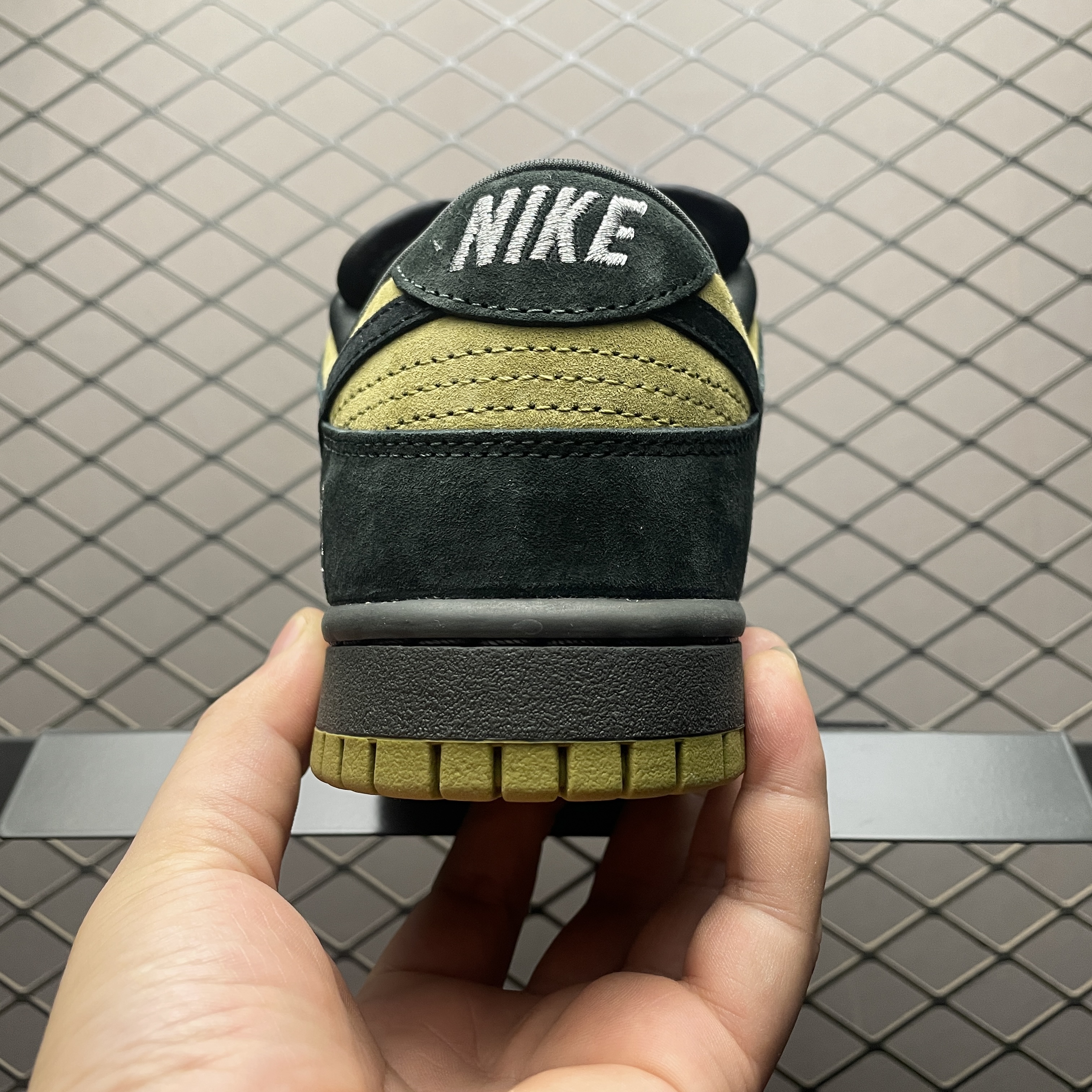 Supreme x Dunk Low SB 'Camper Green' (HQ8487-300)