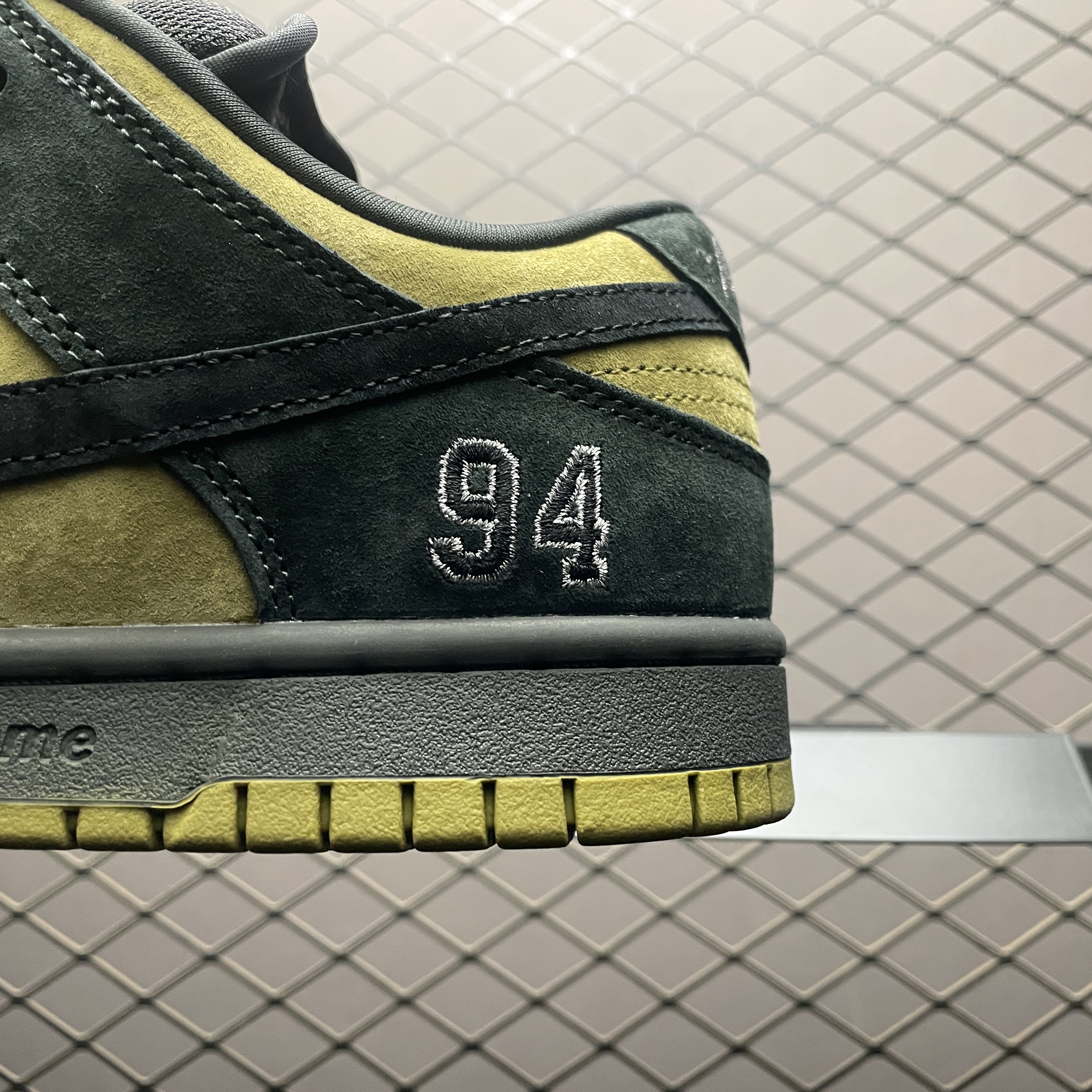 Supreme x Dunk Low SB 'Camper Green' (HQ8487-300)