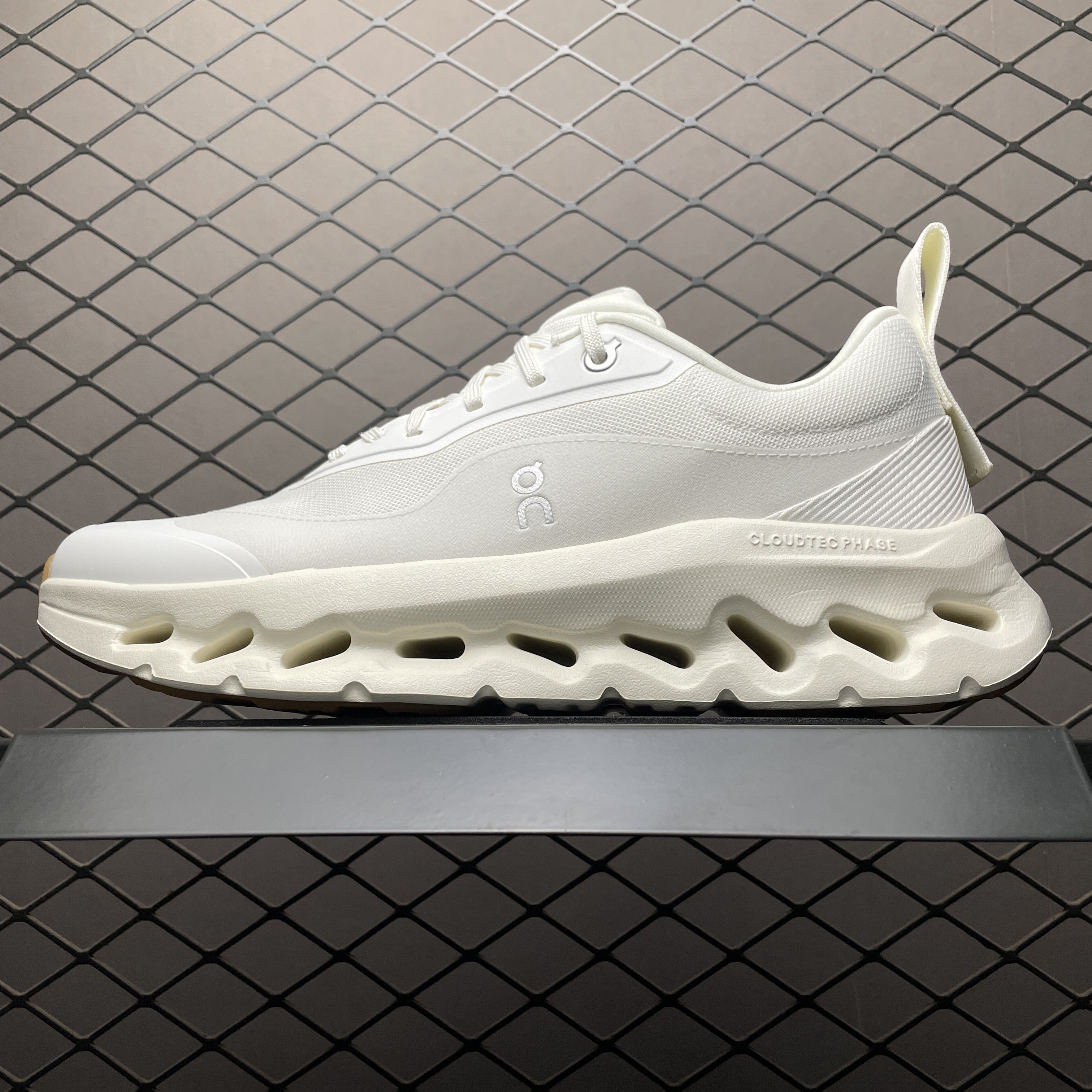 LOEWE × On Women's Cloudtilt 2.0 "All White" (L929282X29-3089)