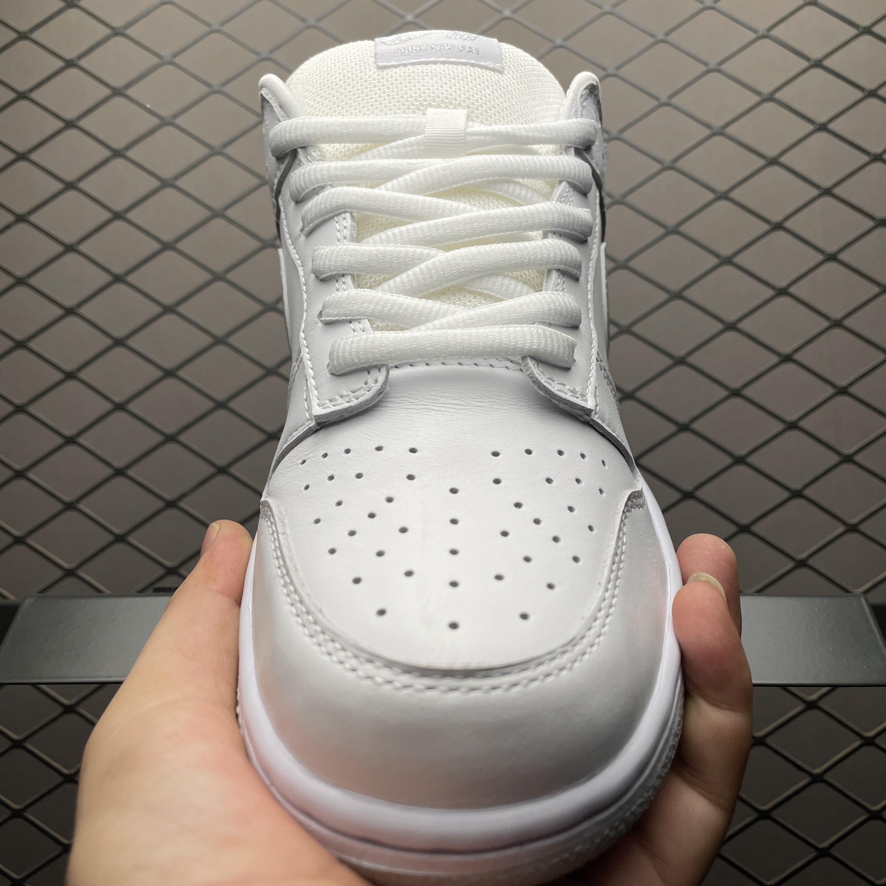 Supreme × Nike SB Dunk Low "White/Reflective Grey" (25FW Week2) （HQ8487-100)