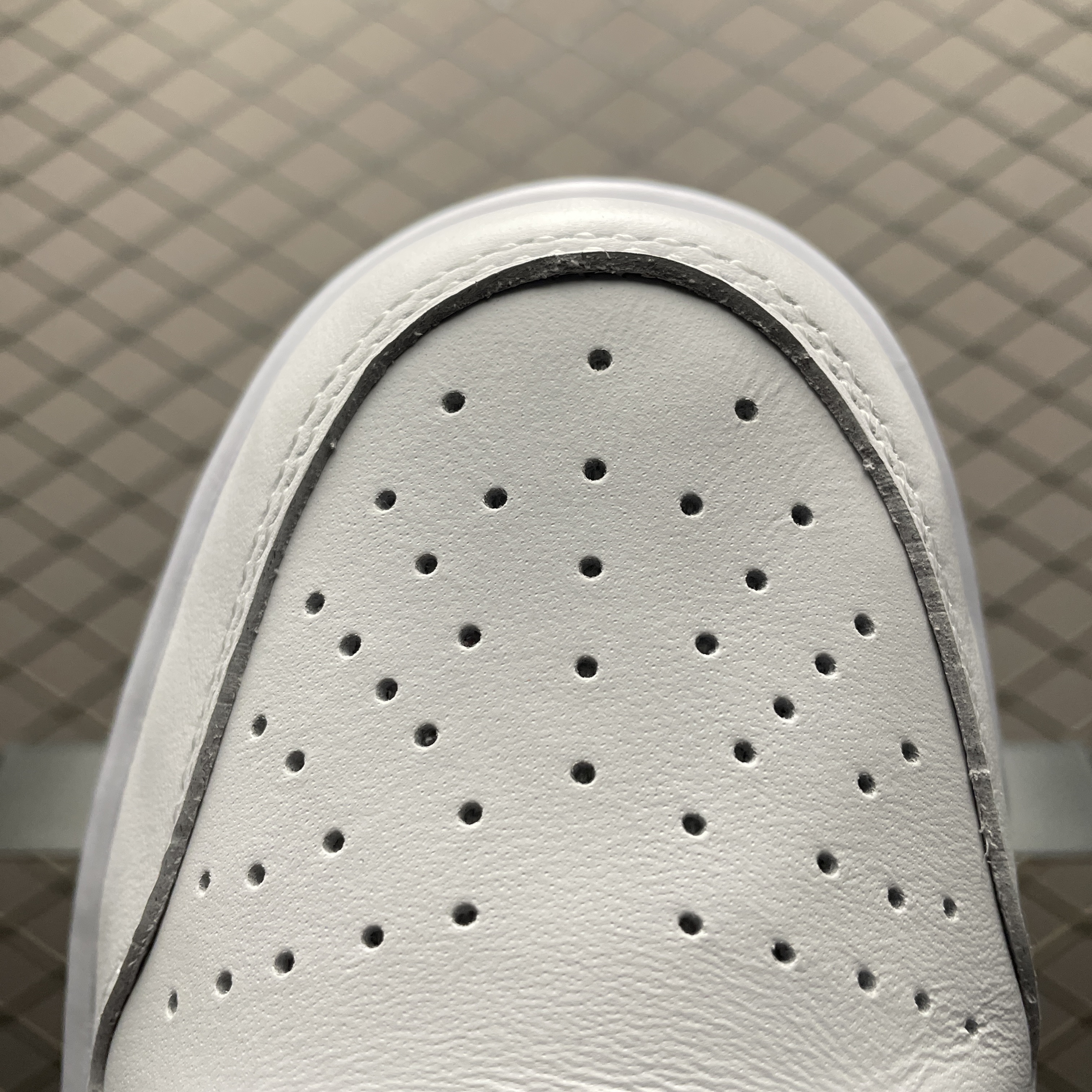 Supreme × Nike SB Dunk Low "White/Reflective Grey" (25FW Week2) （HQ8487-100)