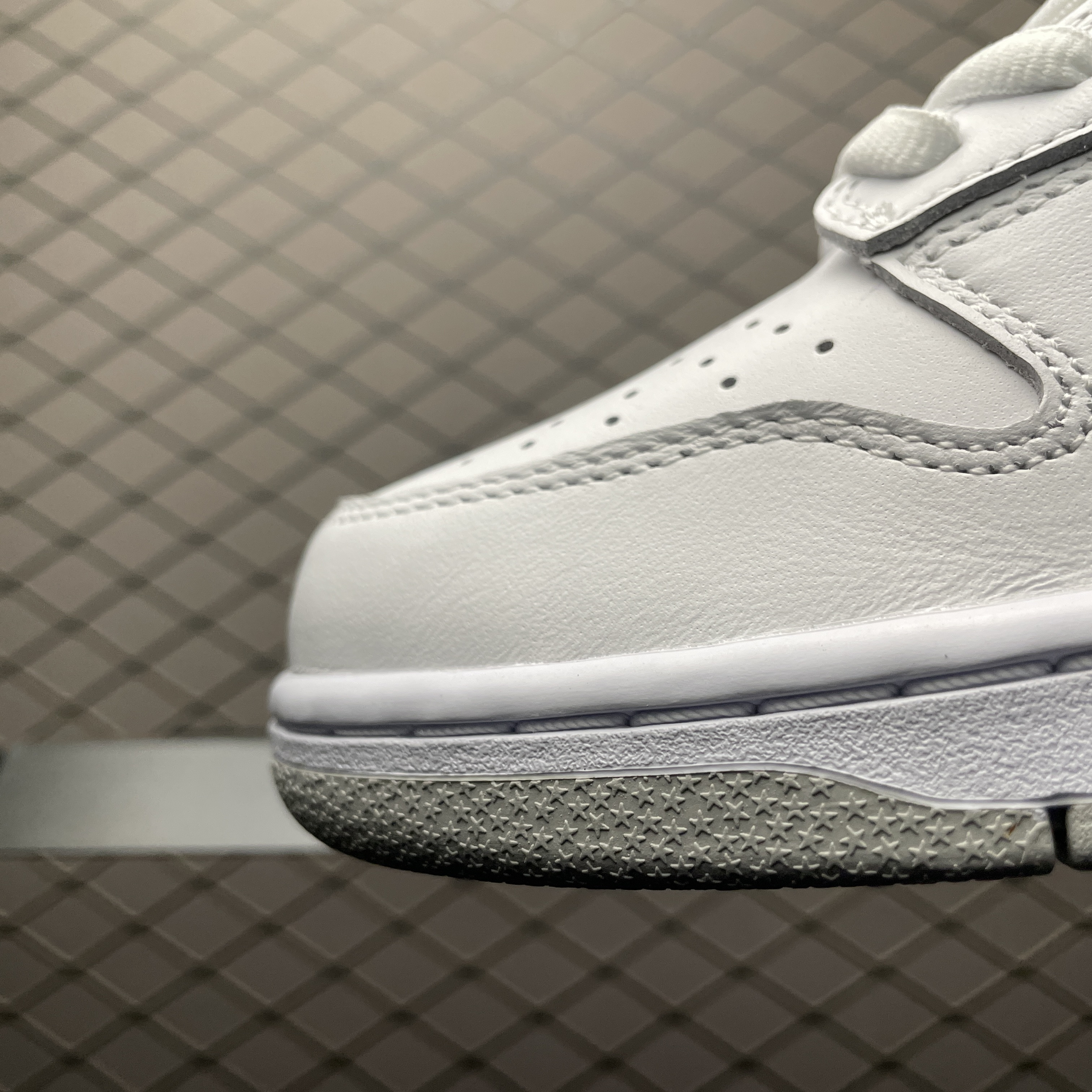 Supreme × Nike SB Dunk Low "White/Reflective Grey" (25FW Week2) （HQ8487-100)