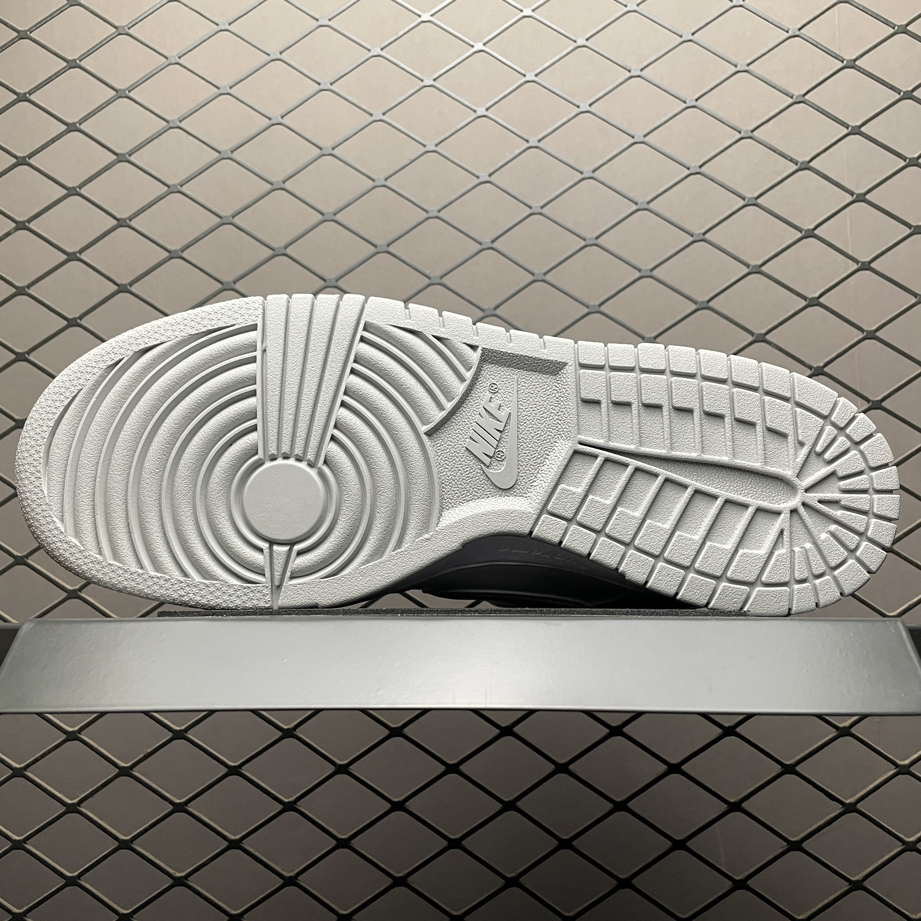 Supreme × Nike SB Dunk Low "White/Reflective Grey" (25FW Week2) （HQ8487-100)