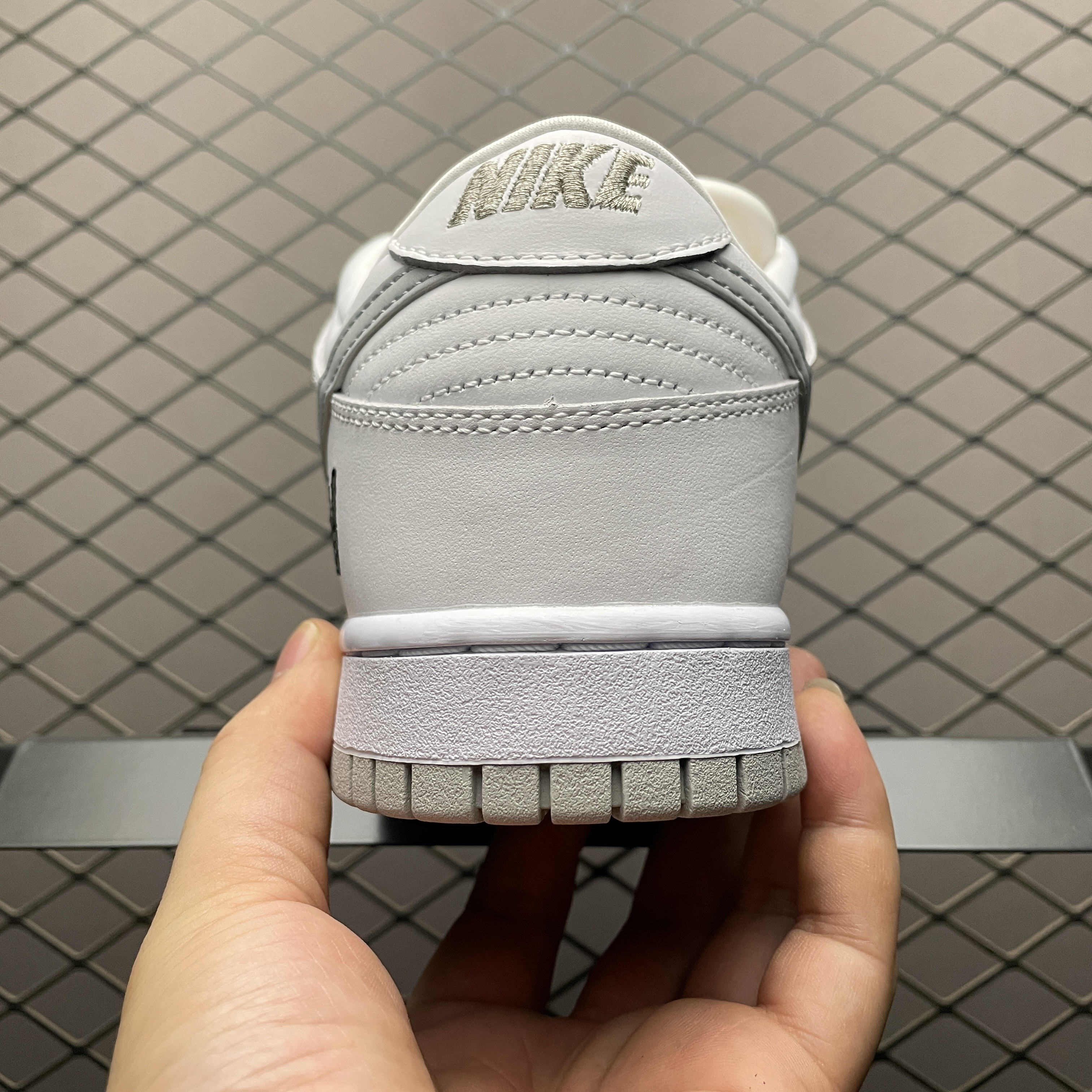 Supreme × Nike SB Dunk Low "White/Reflective Grey" (25FW Week2) （HQ8487-100)