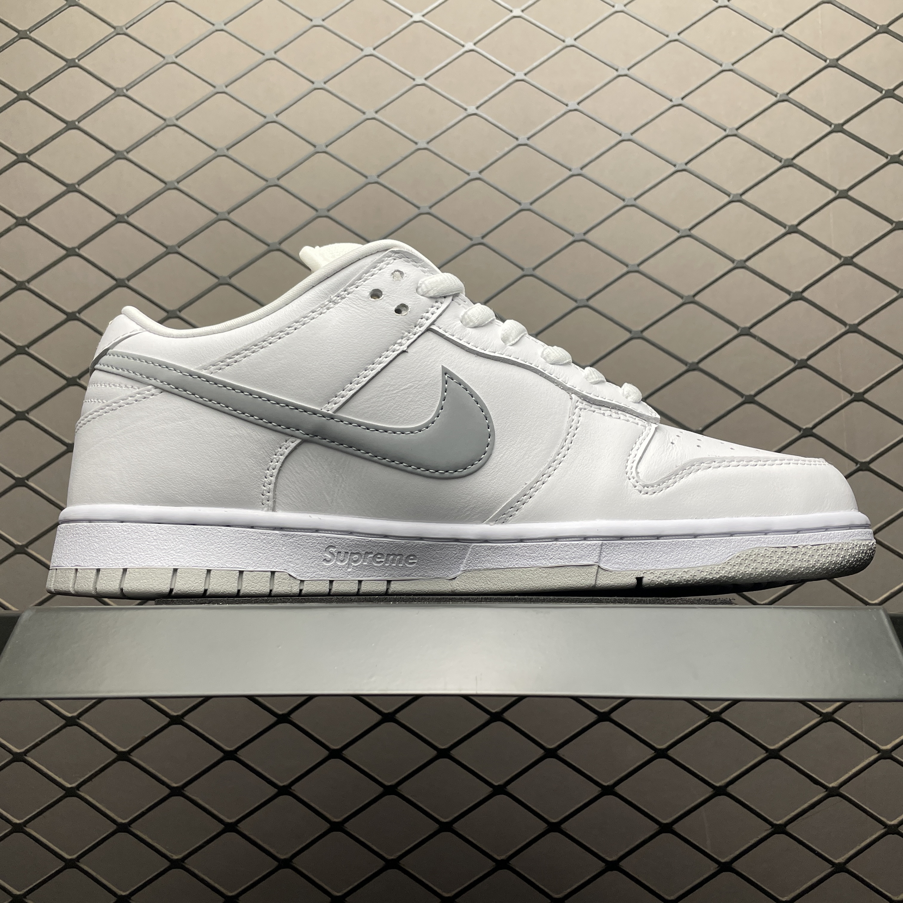 Supreme × Nike SB Dunk Low "White/Reflective Grey" (25FW Week2) （HQ8487-100)