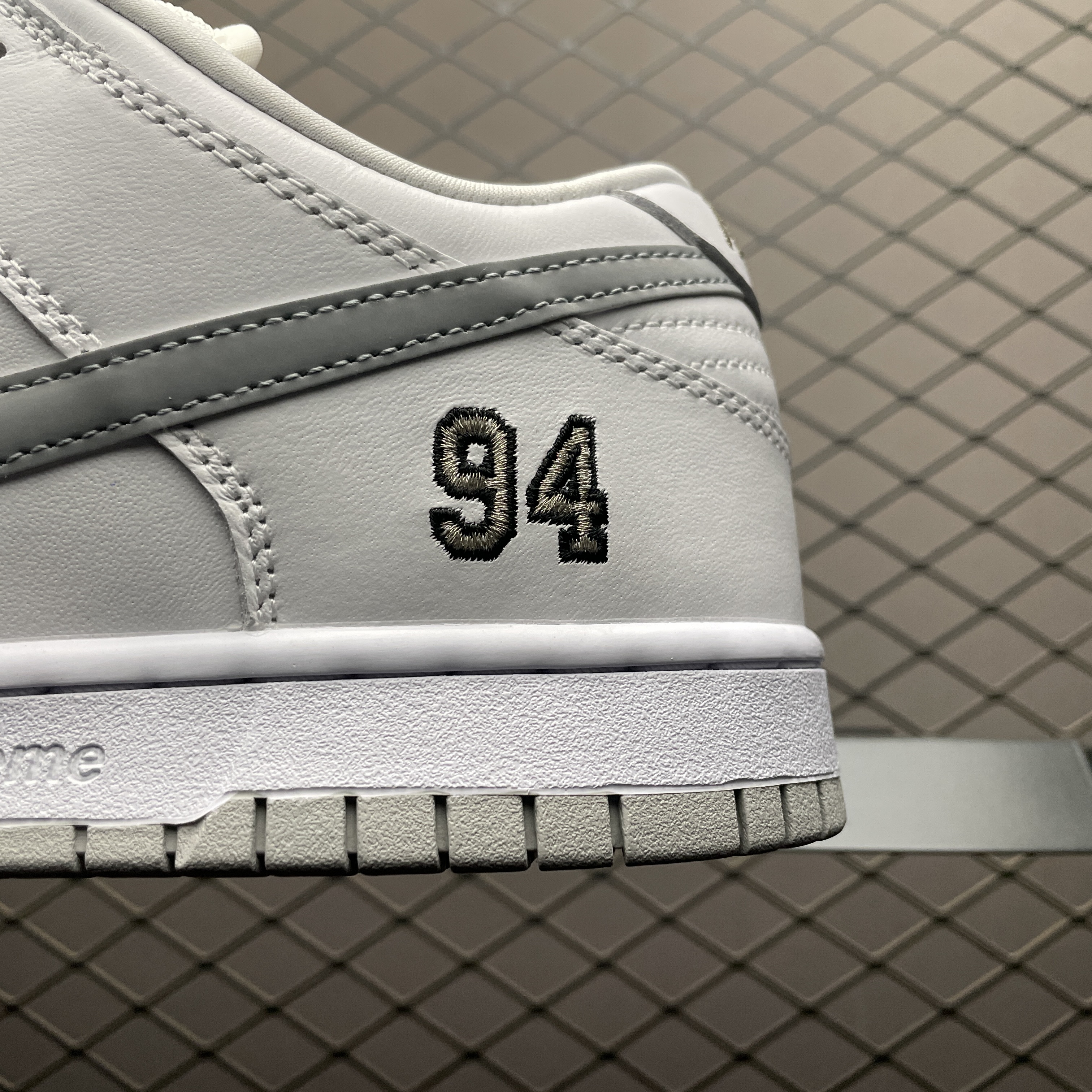 Supreme × Nike SB Dunk Low "White/Reflective Grey" (25FW Week2) （HQ8487-100)