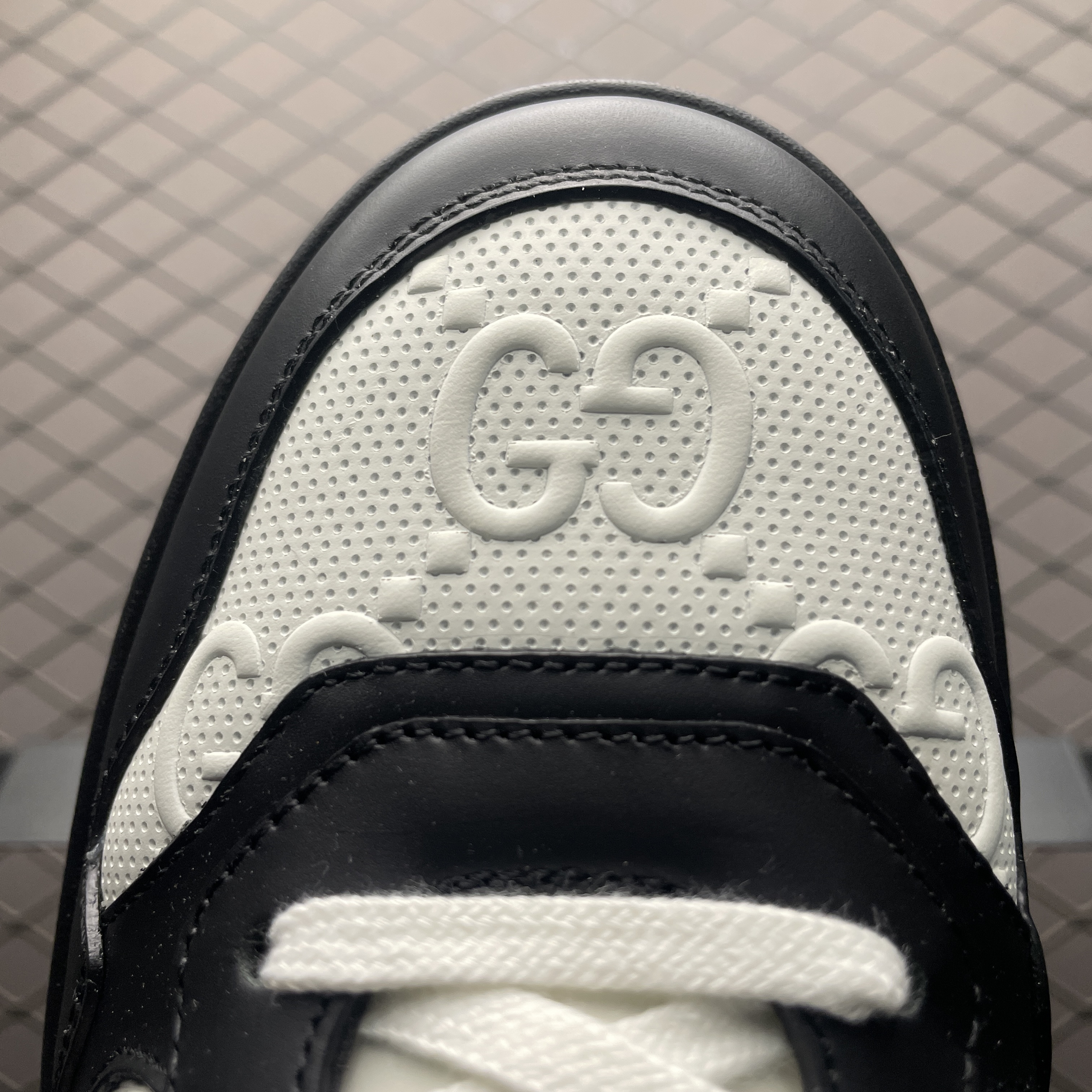 GUCCI GG Embossed Sneaker "White/Black"（669582AAA4T1068）