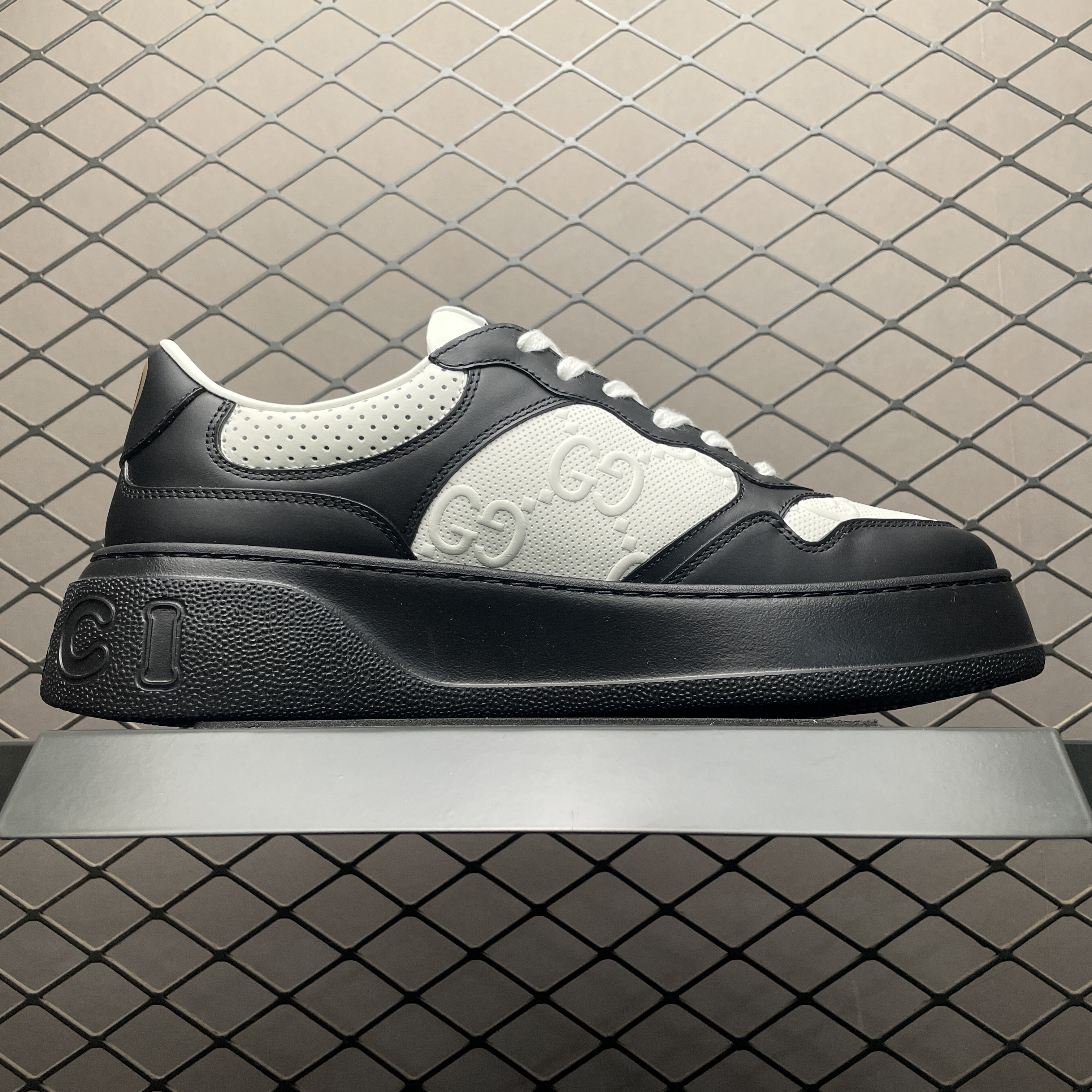 GUCCI GG Embossed Sneaker "White/Black"（669582AAA4T1068）