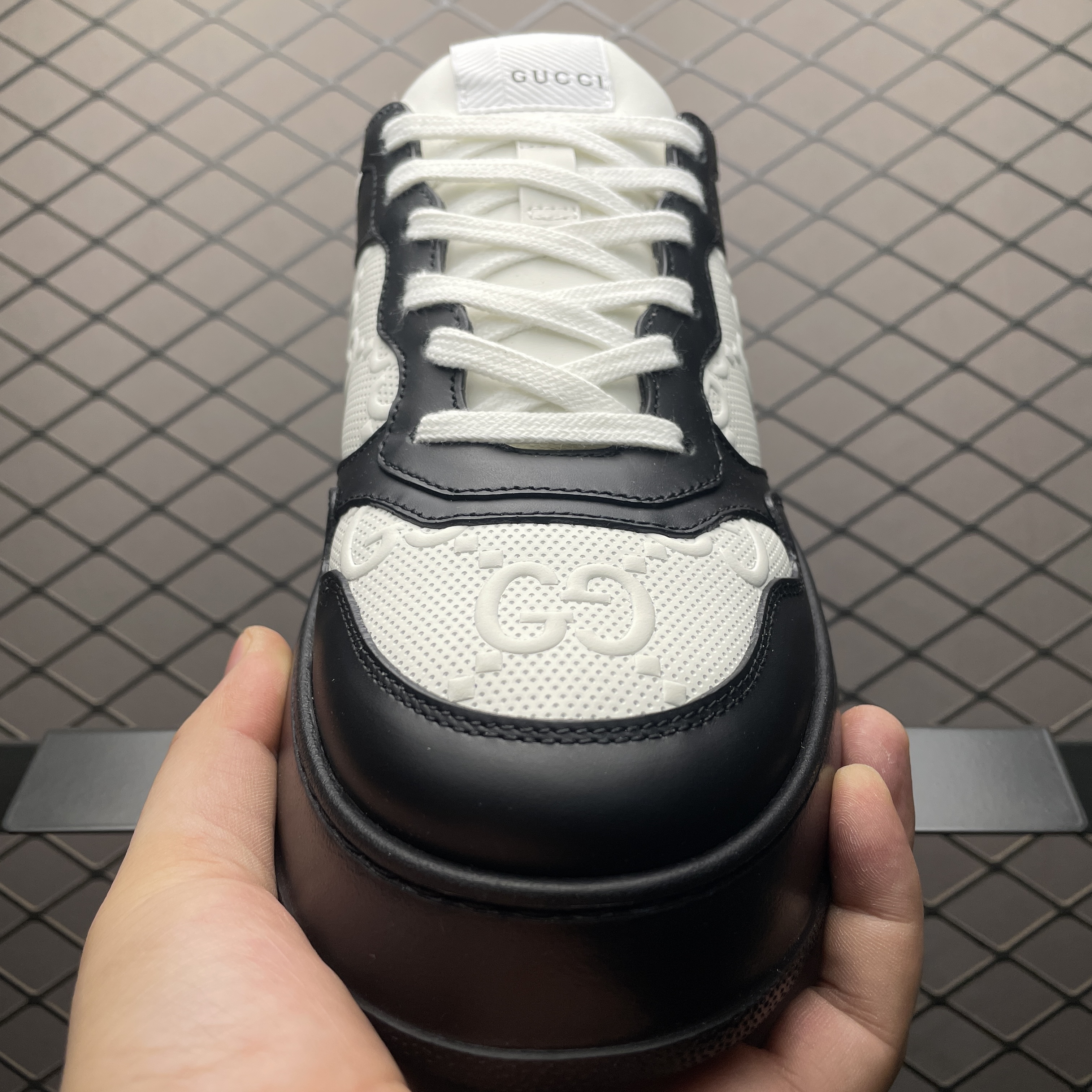 GUCCI GG Embossed Sneaker "White/Black"（669582AAA4T1068）