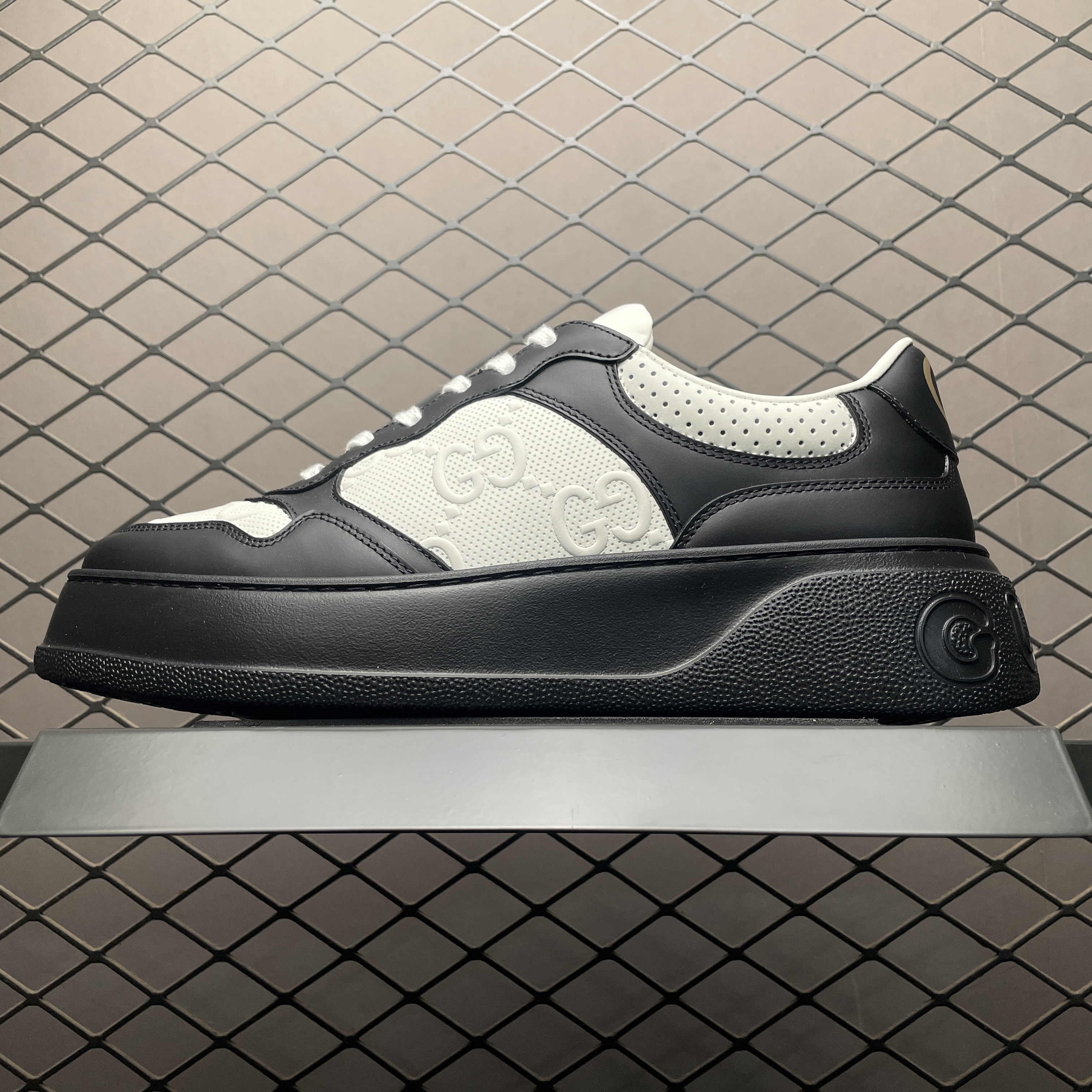 GUCCI GG Embossed Sneaker "White/Black"（669582AAA4T1068）