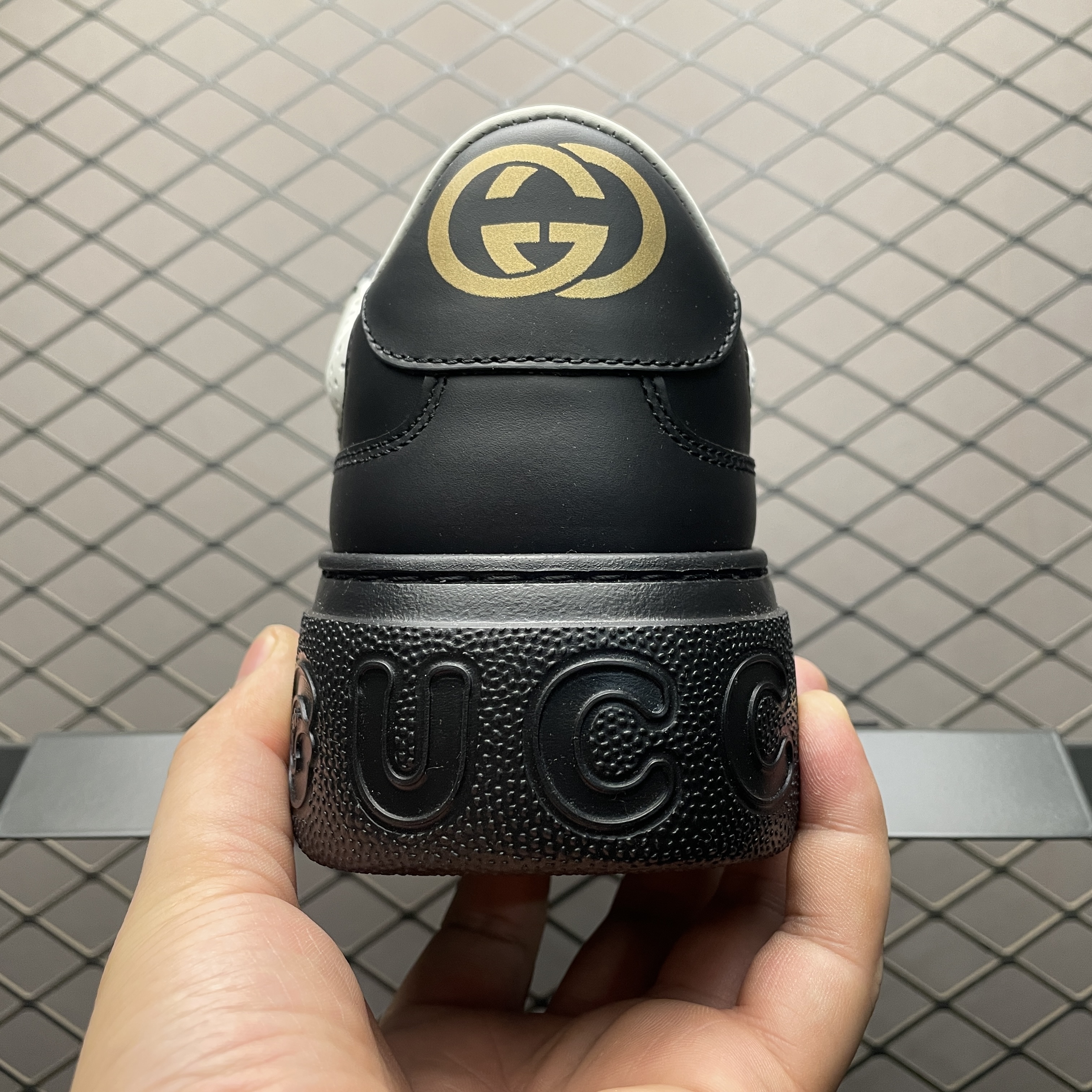 GUCCI GG Embossed Sneaker "White/Black"（669582AAA4T1068）