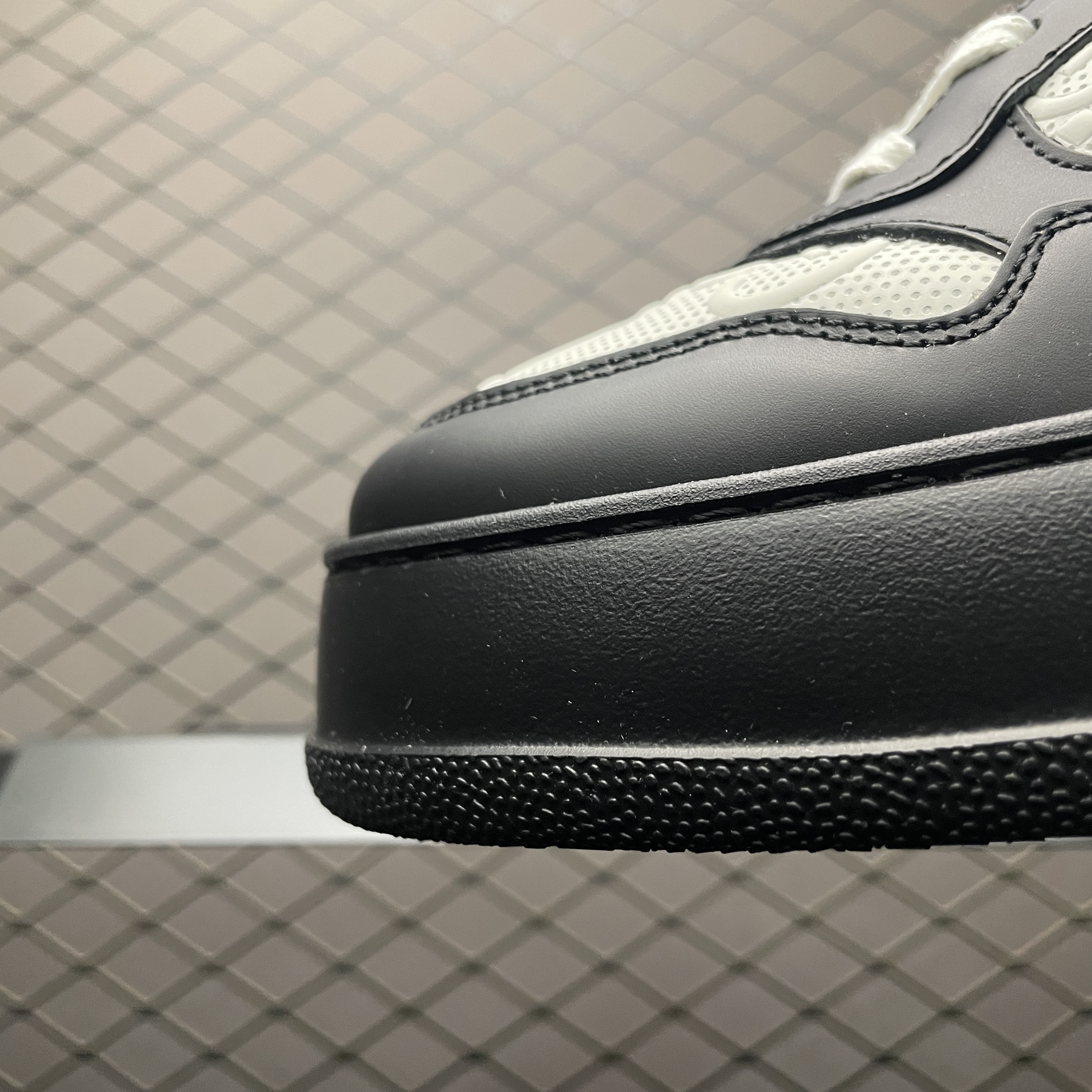 GUCCI GG Embossed Sneaker "White/Black"（669582AAA4T1068）