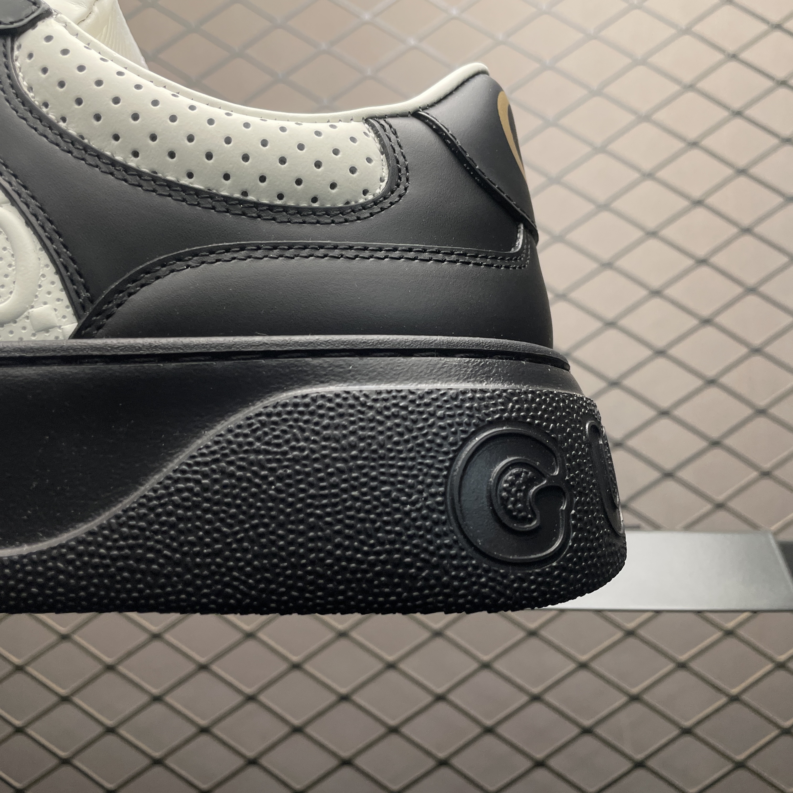GUCCI GG Embossed Sneaker "White/Black"（669582AAA4T1068）