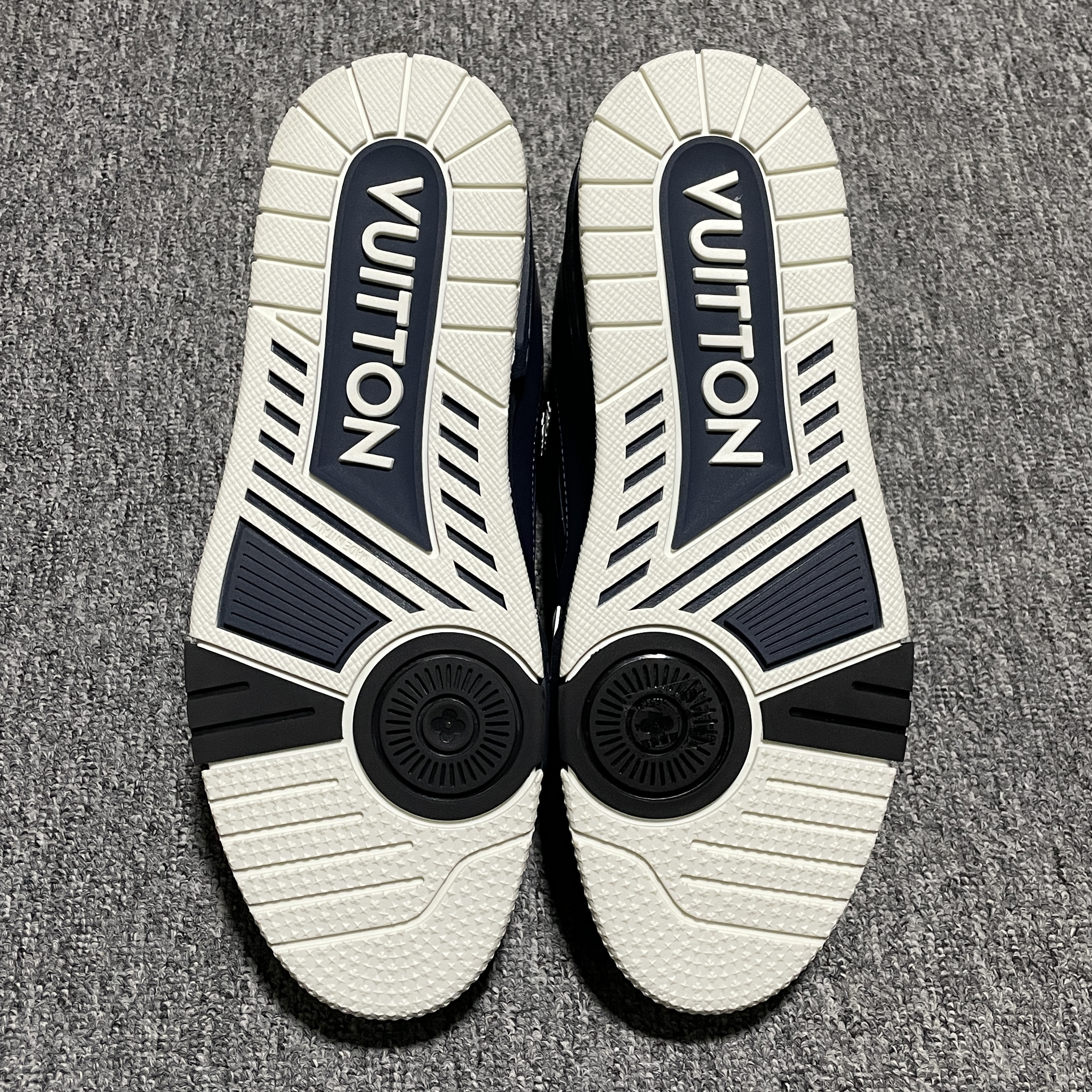 Louis Vuitton LV Trainer Sneaker（1AJ228)