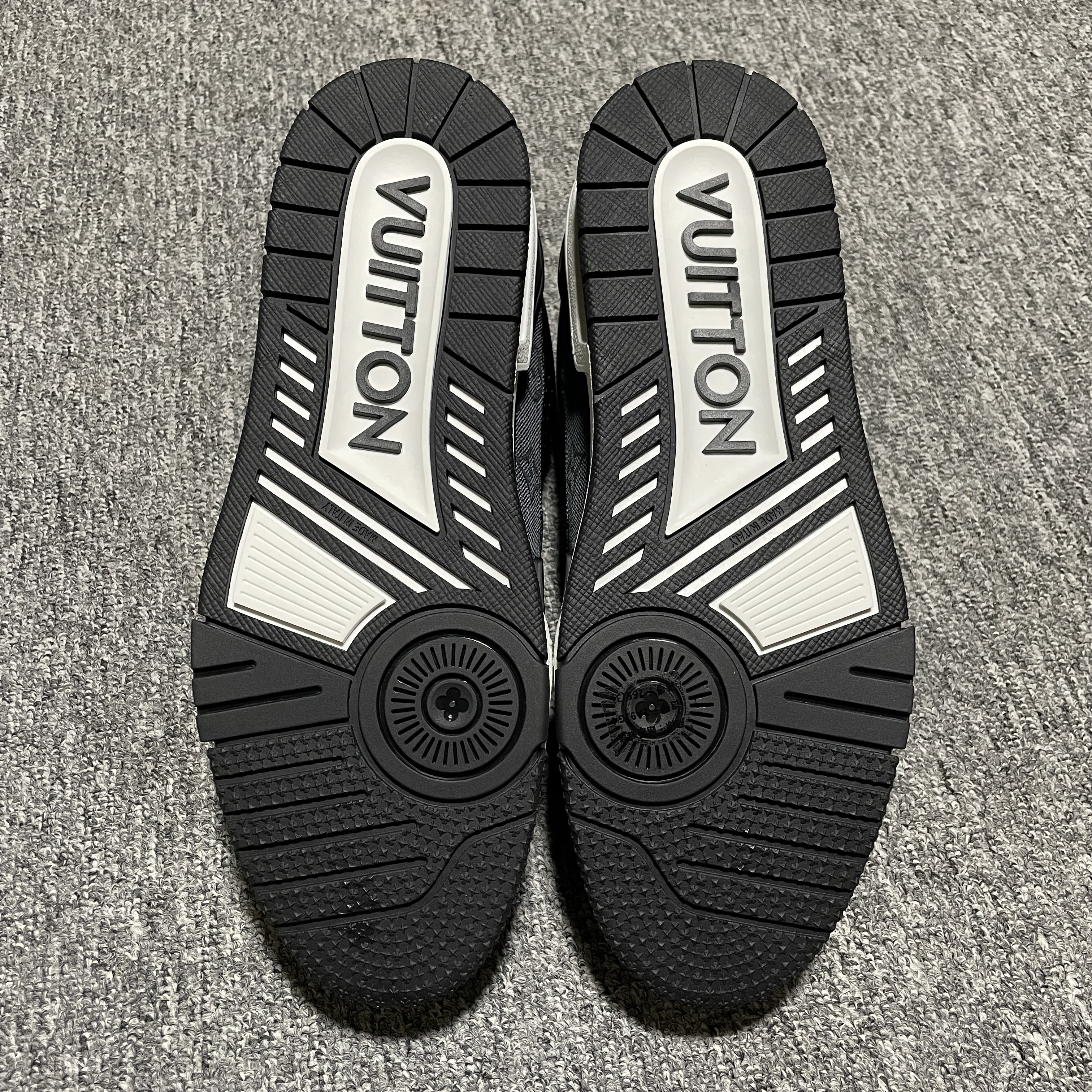 Louis Vuitton LV Trainer Sneaker（1AJ300)