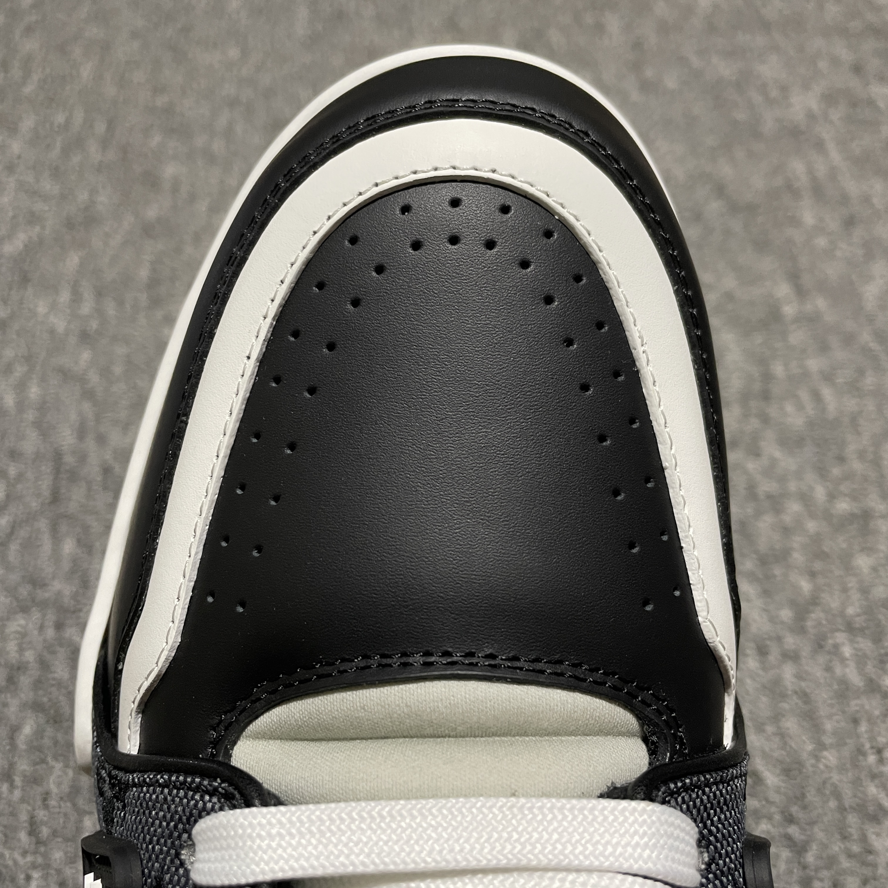 Louis Vuitton LV Trainer Sneaker（1AJ300)