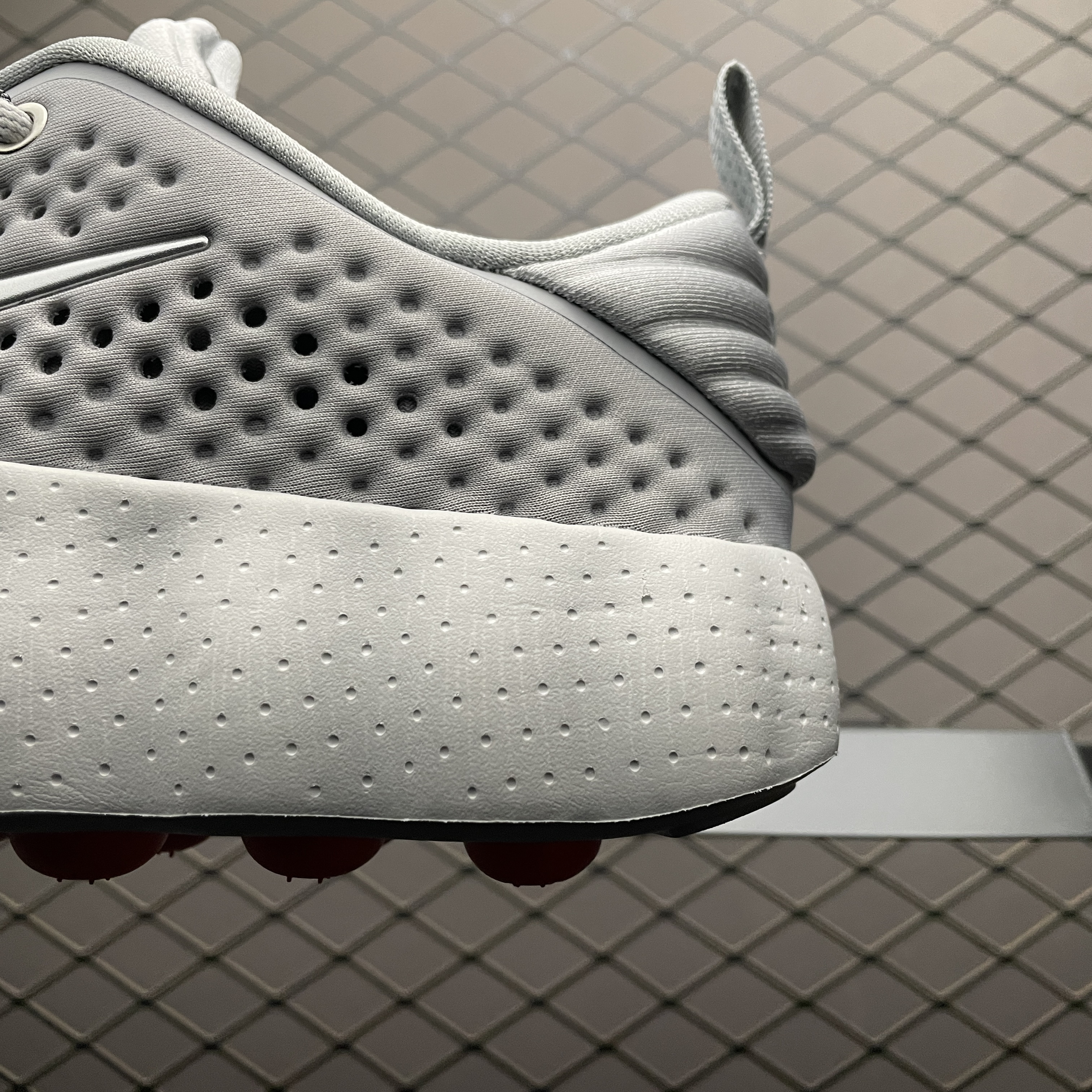 Nike Mind 002 "Light Smoke Grey/Photon Dust/Hyper Crimson"（HQ4308-003）