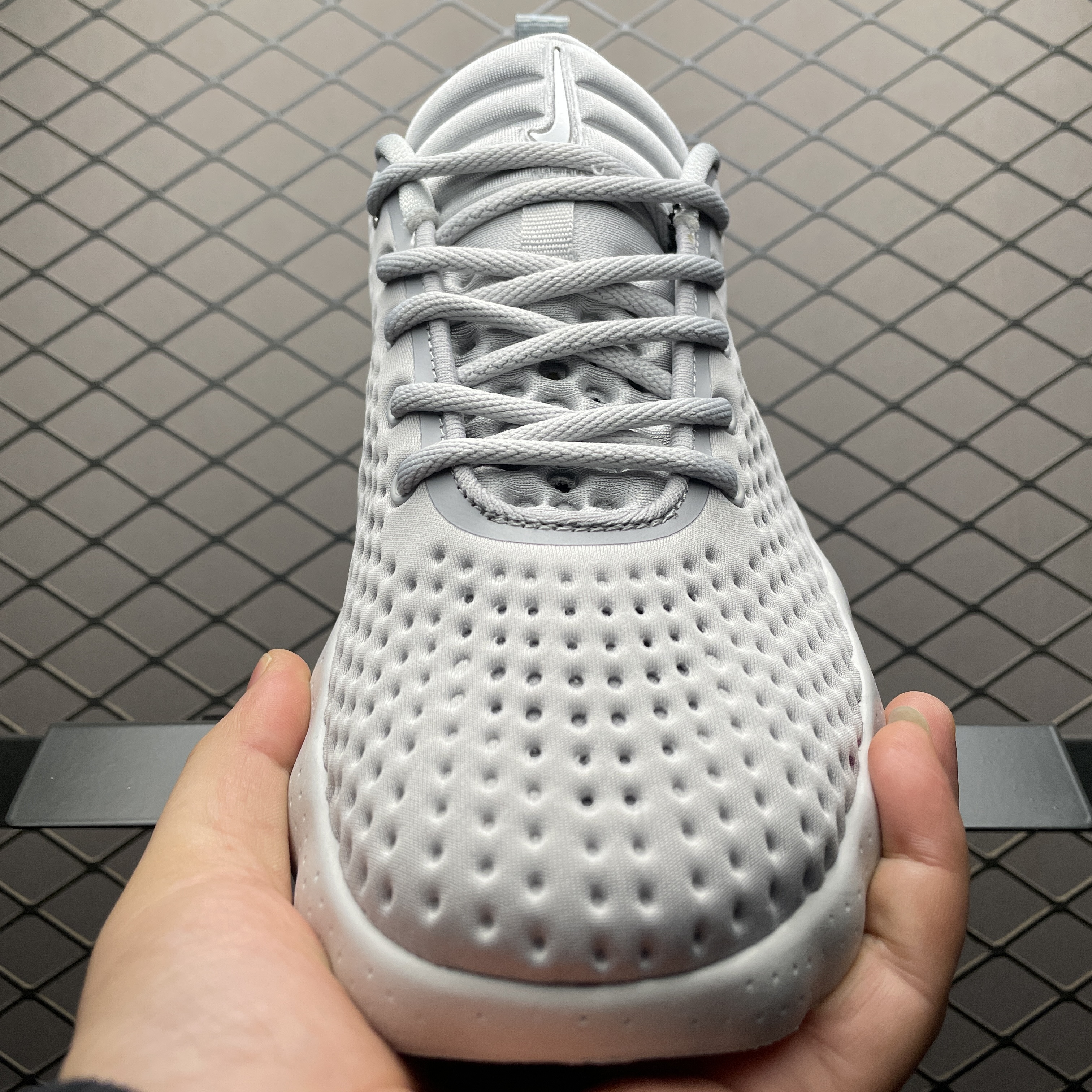 Nike Mind 002 "Light Smoke Grey/Photon Dust/Hyper Crimson"（HQ4308-003）