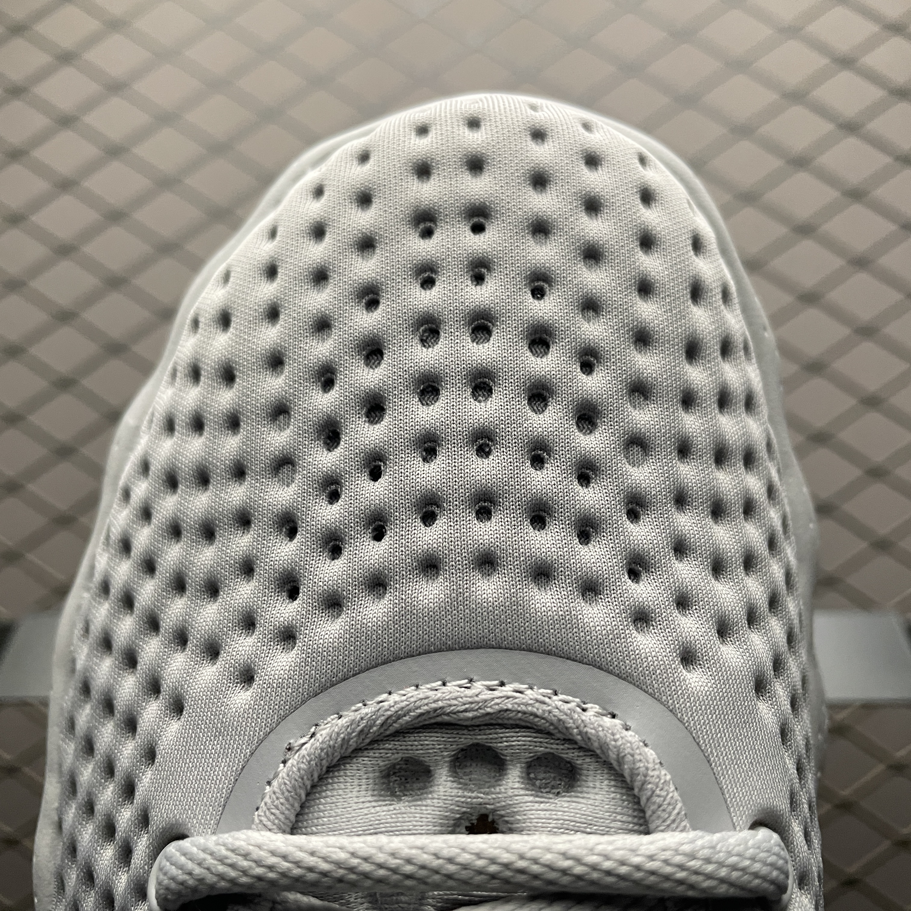 Nike Mind 002 "Light Smoke Grey/Photon Dust/Hyper Crimson"（HQ4308-003）