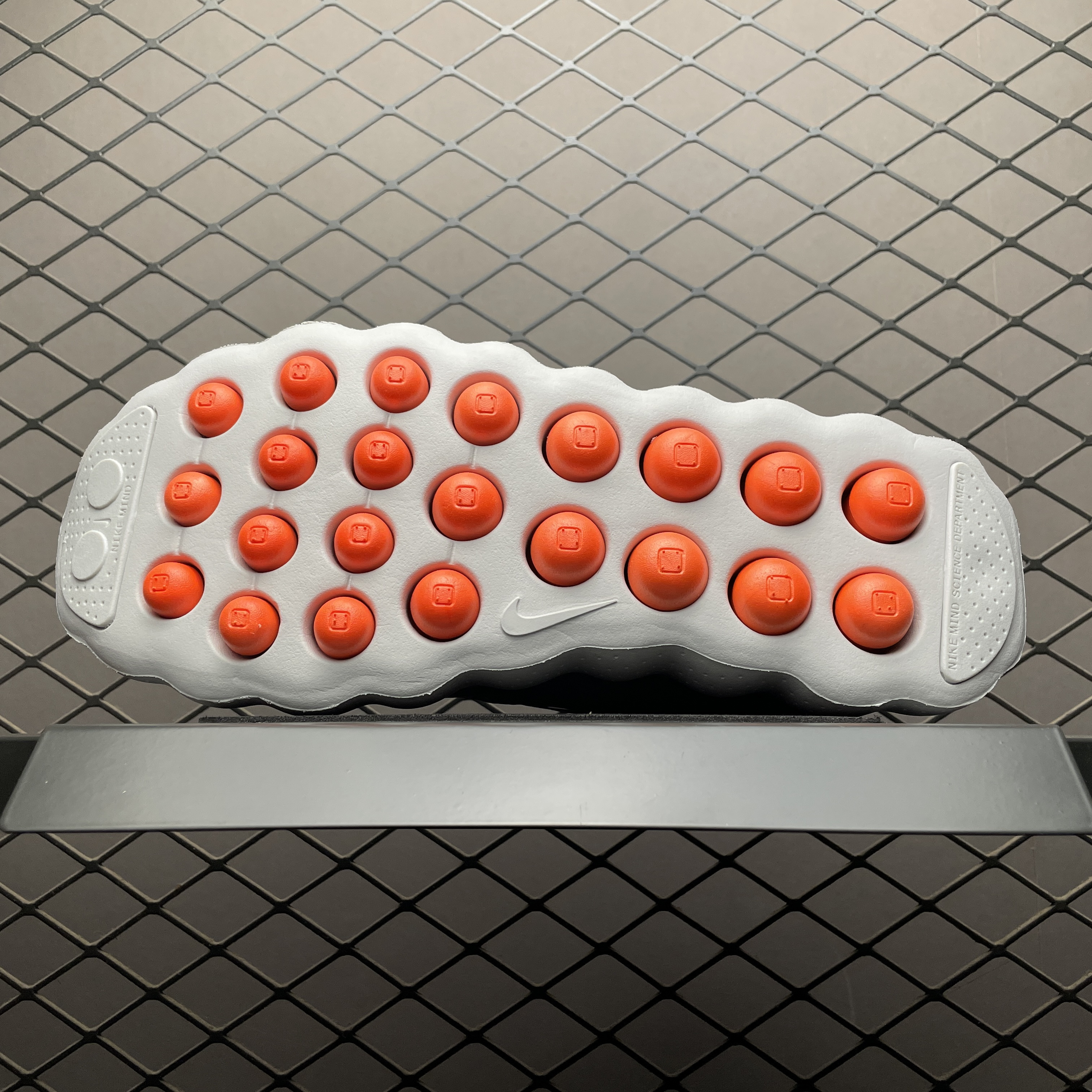 Nike Mind 002 "Light Smoke Grey/Photon Dust/Hyper Crimson"（HQ4308-003）