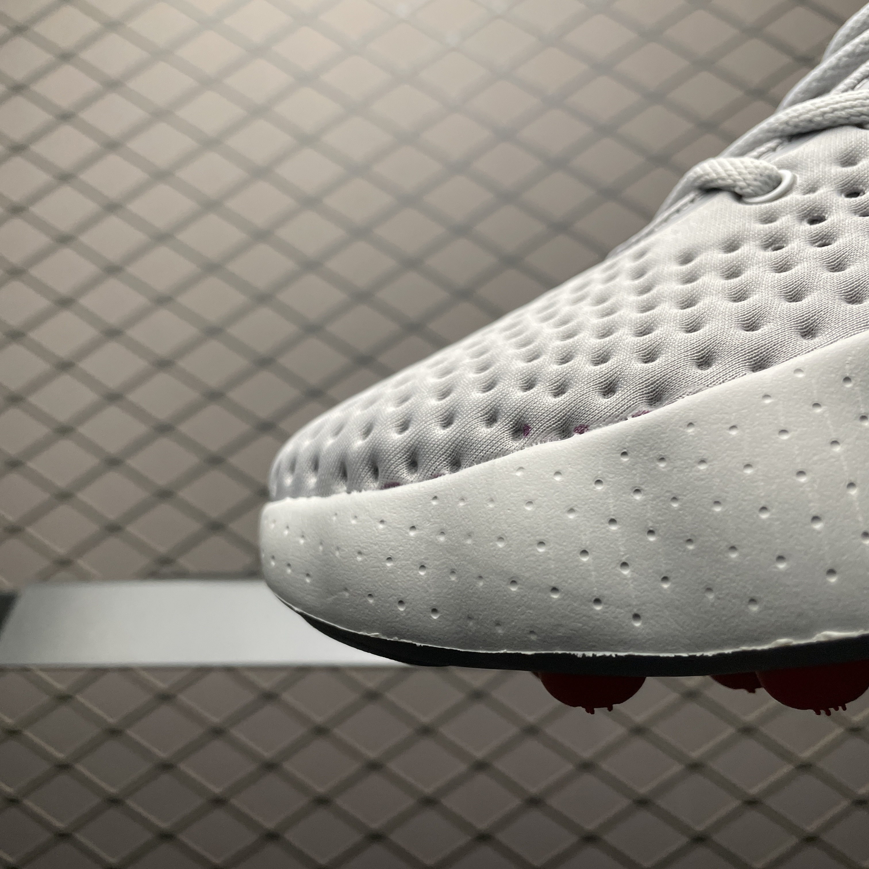 Nike Mind 002 "Light Smoke Grey/Photon Dust/Hyper Crimson"（HQ4308-003）