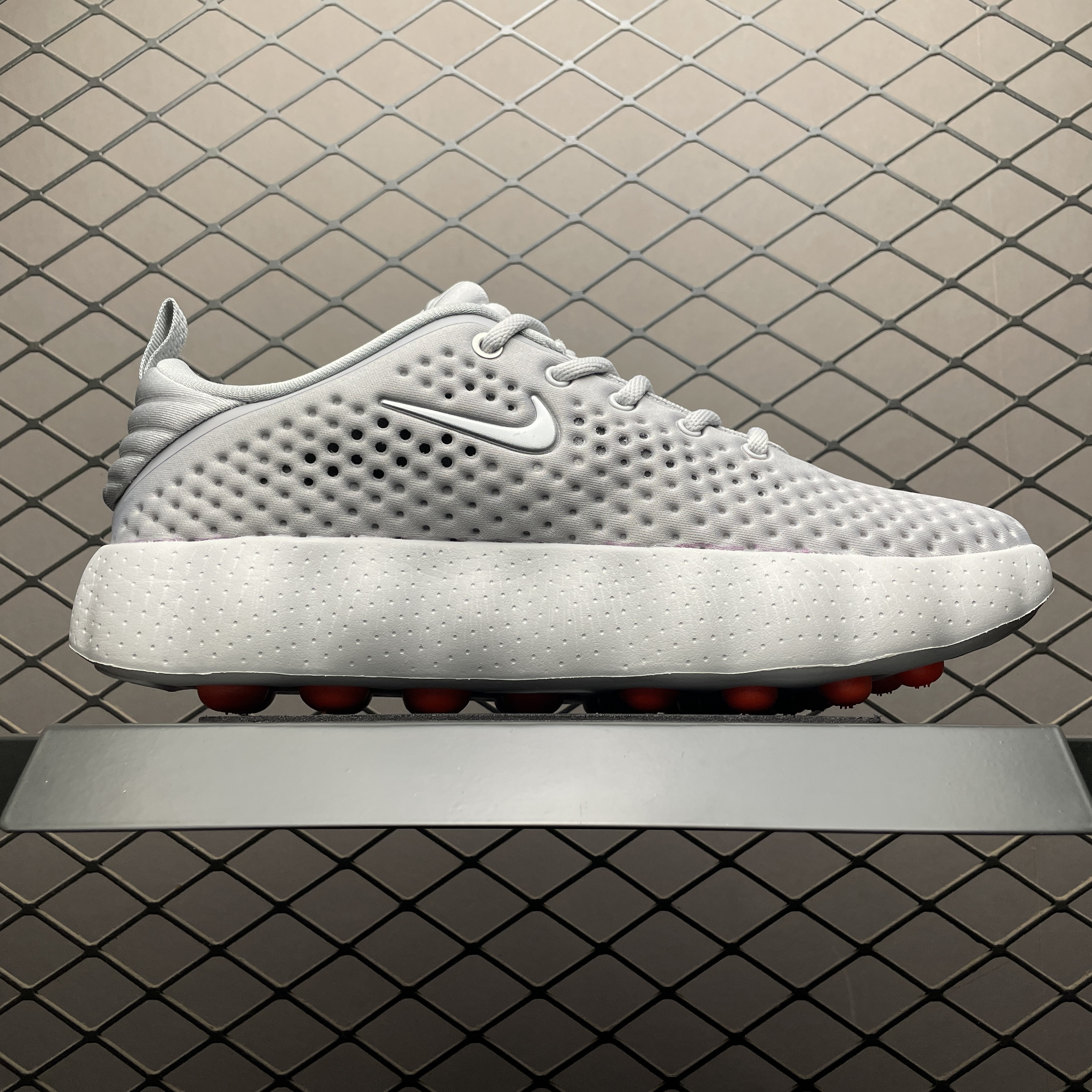 Nike Mind 002 "Light Smoke Grey/Photon Dust/Hyper Crimson"（HQ4308-003）