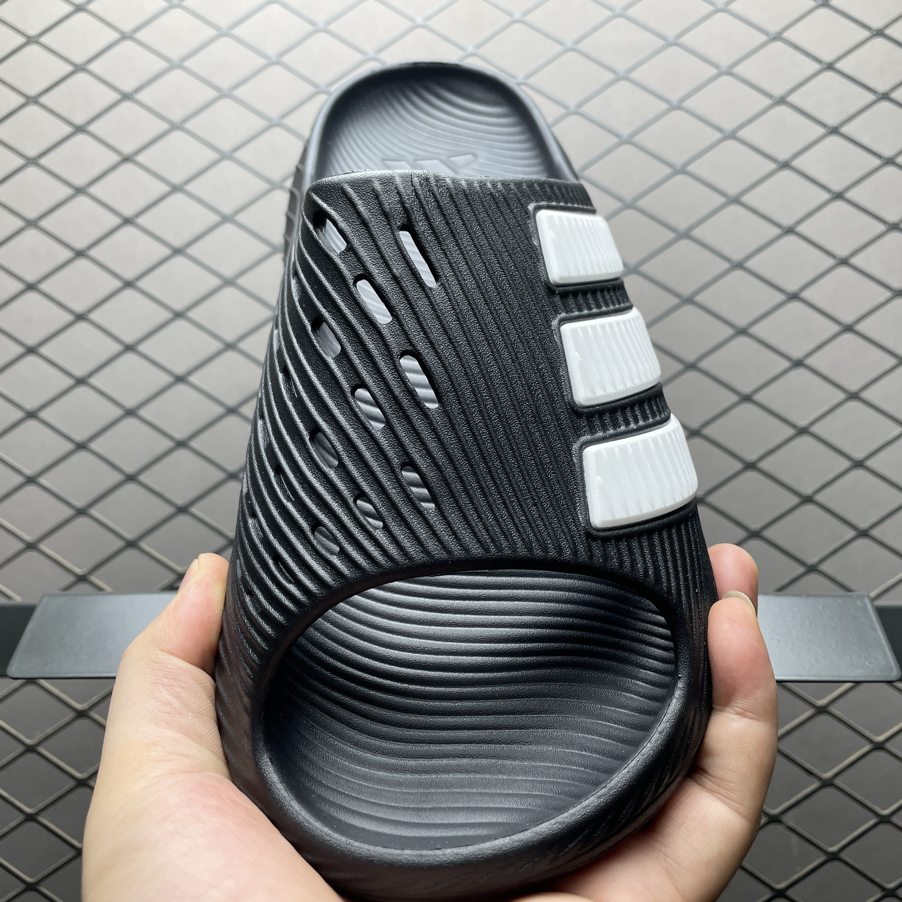 adidas Purechill Slides "Core Black/Cloud White"（KH6414）