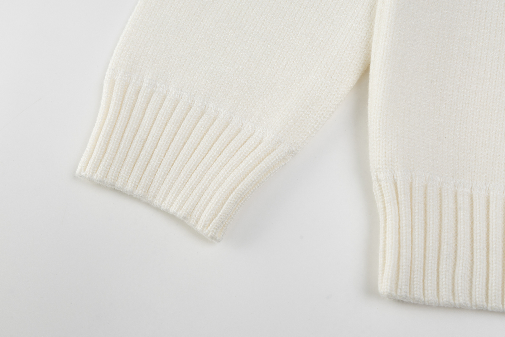 PRADA Wool x cashmere crew neck sweater (UMB223-1YMW-F0K74-S-211）