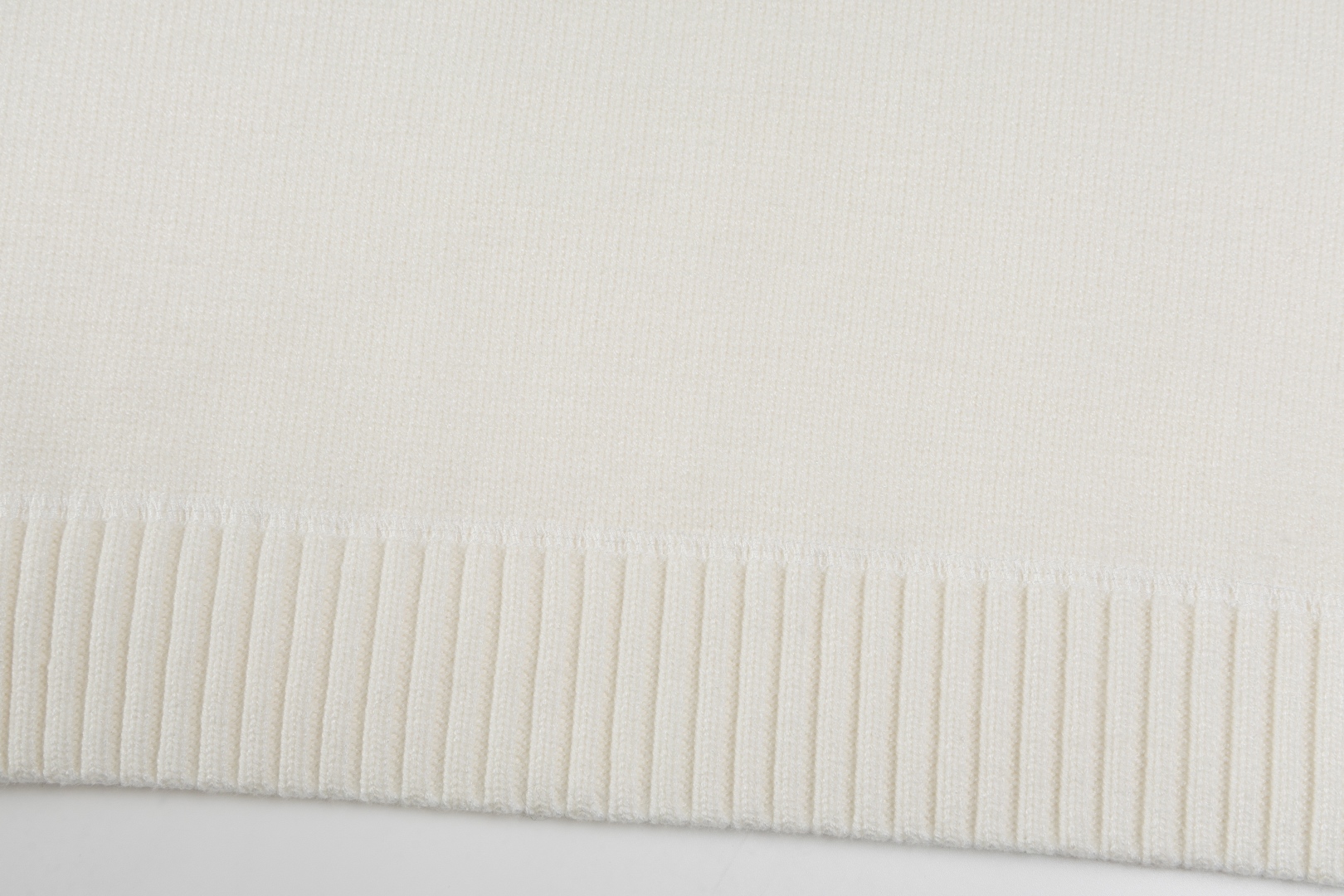 PRADA Wool x cashmere crew neck sweater (UMB223-1YMW-F0K74-S-211）