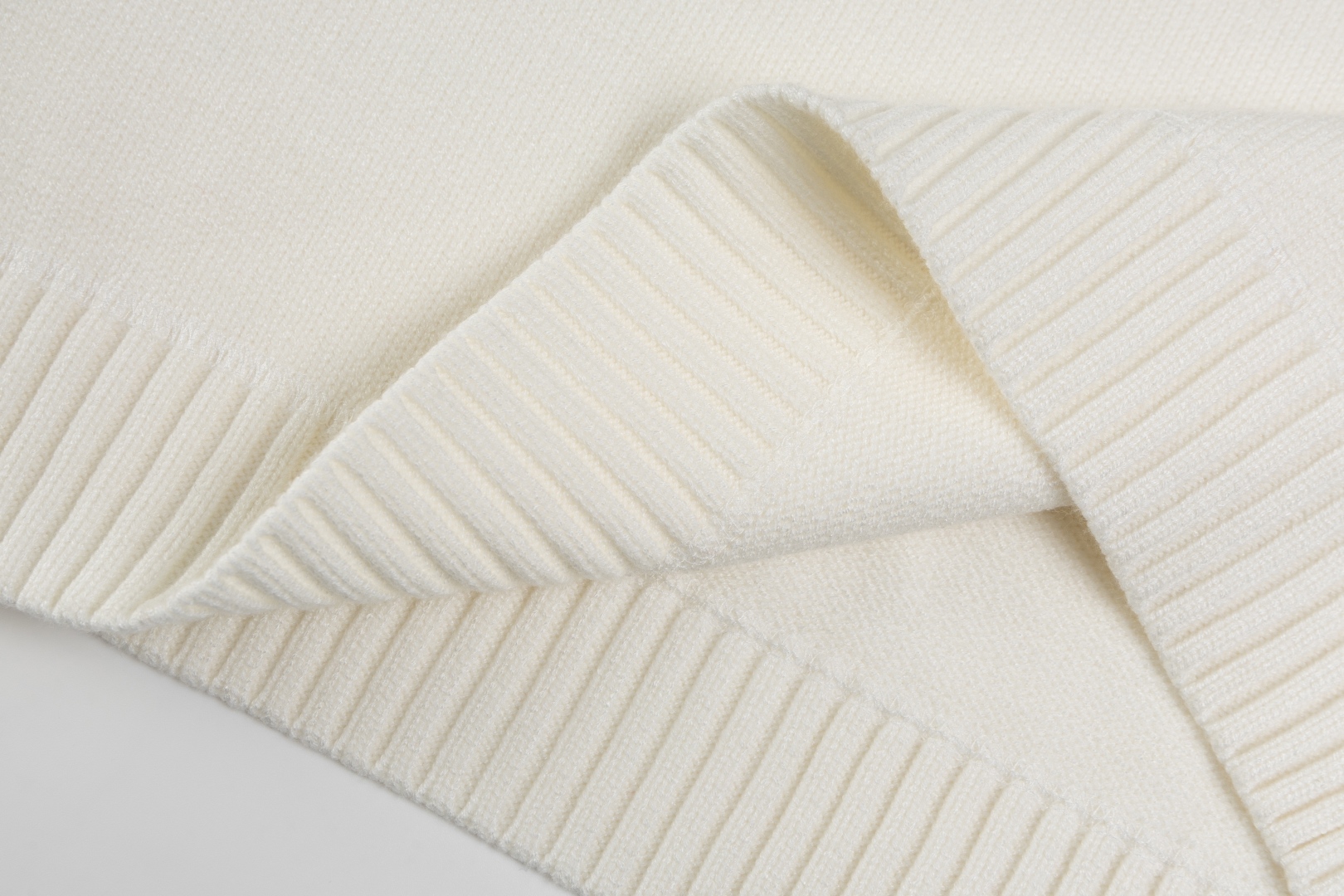 PRADA Wool x cashmere crew neck sweater (UMB223-1YMW-F0K74-S-211）